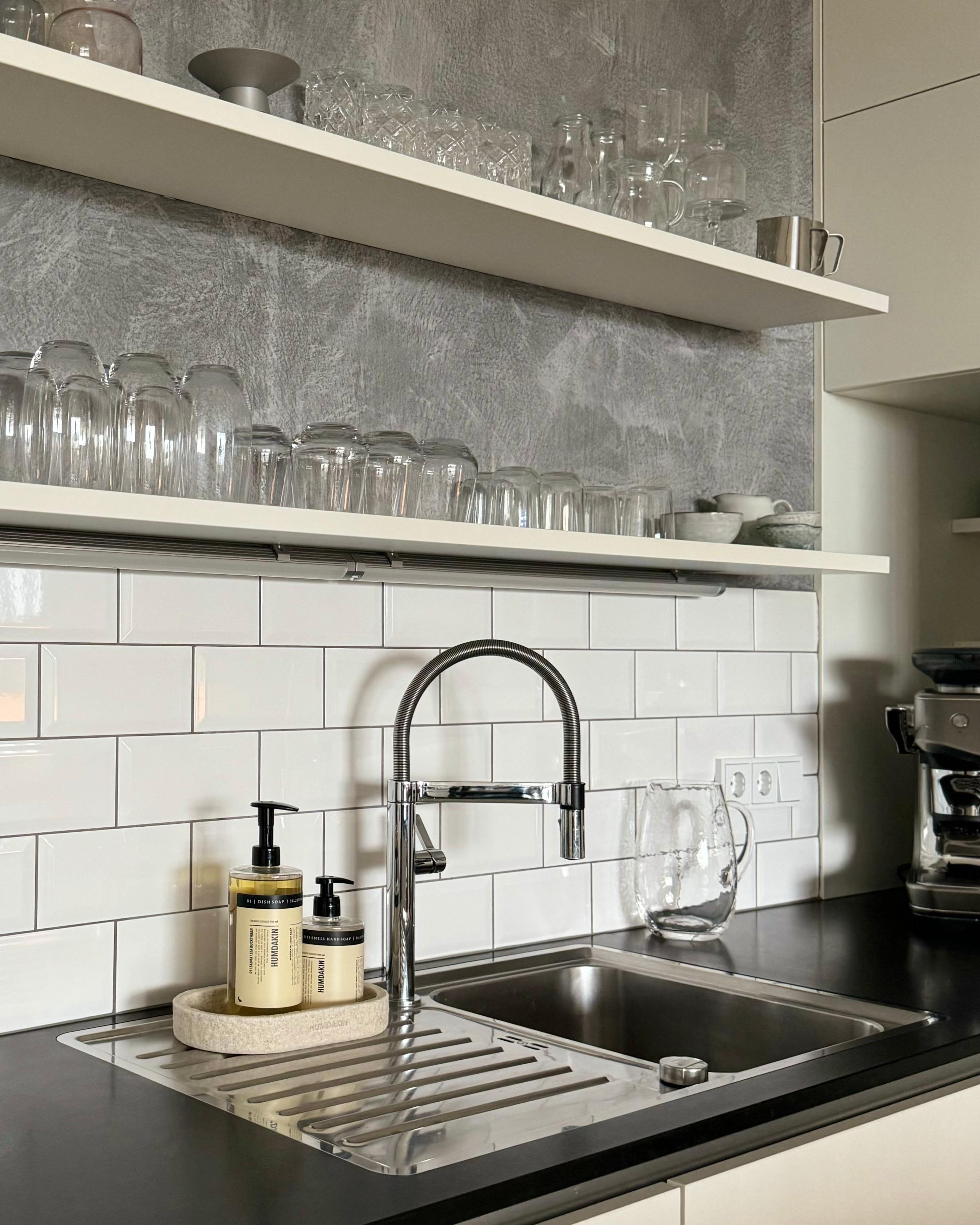 Kitchendetails 🤍🩶🤎🖤

#küche #küchendetails #industrial #metrofliesen #chrom #seife #spülmittel #stein #glas #beton #sichtbeton #granit 