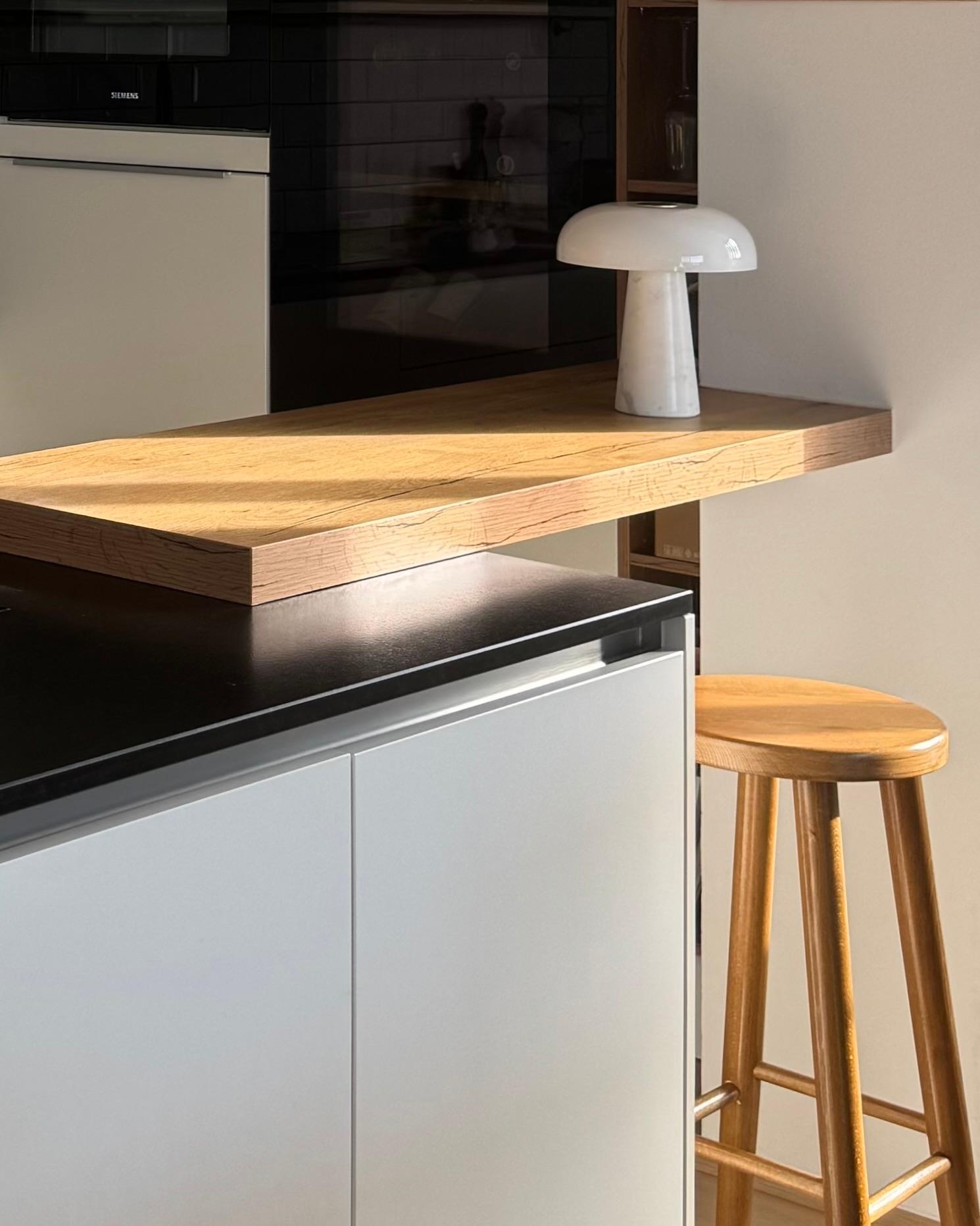 #kitchendetails

#küche #bar #theke #sonne #hocker #holz #granit #stein #lampe #marmor #tischlampe