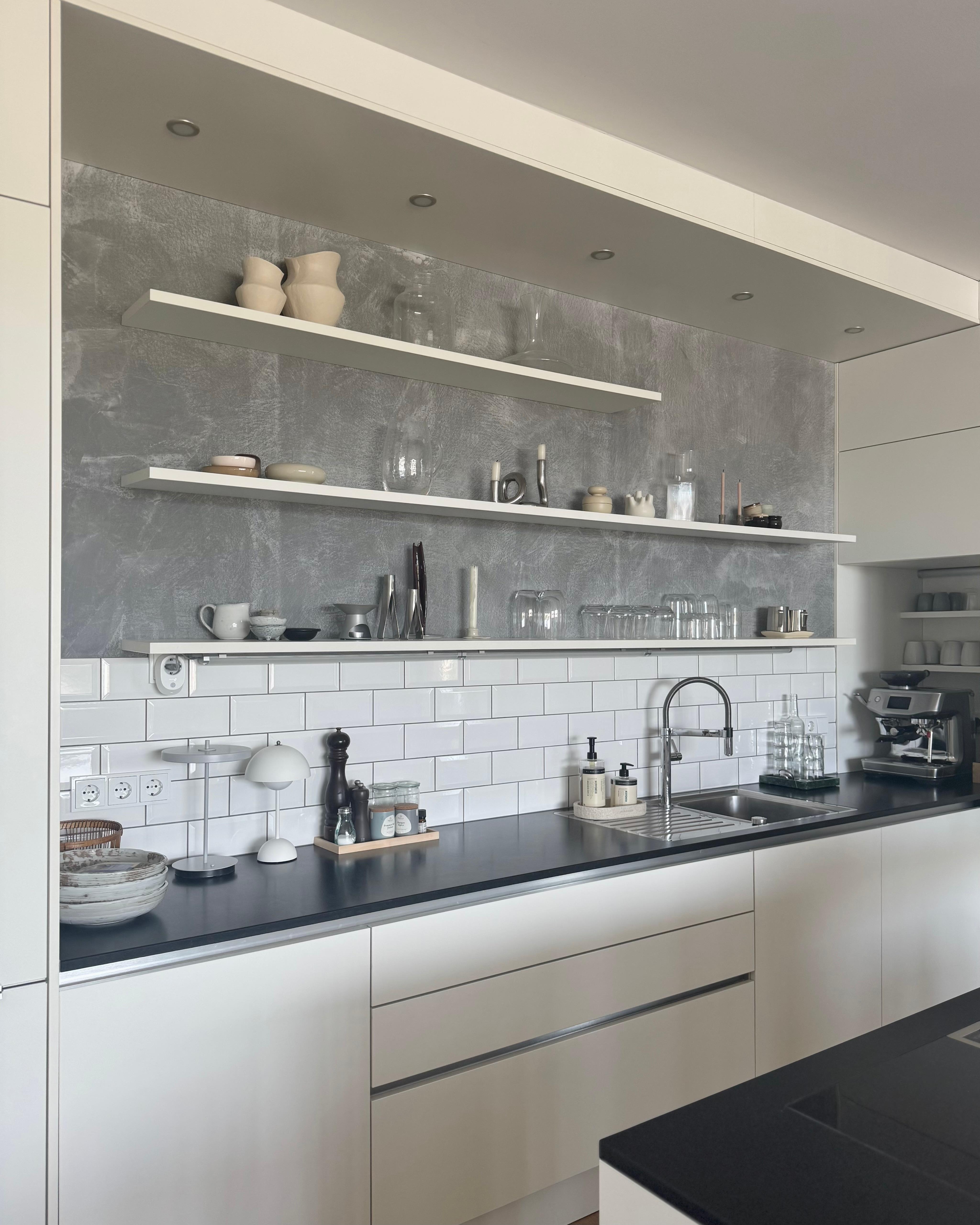 Kitchendetails 

#küche #offeneküche #industrial #regal #regale #vase #dekoration #chrom #steinzeug #metrofliesen #beton 