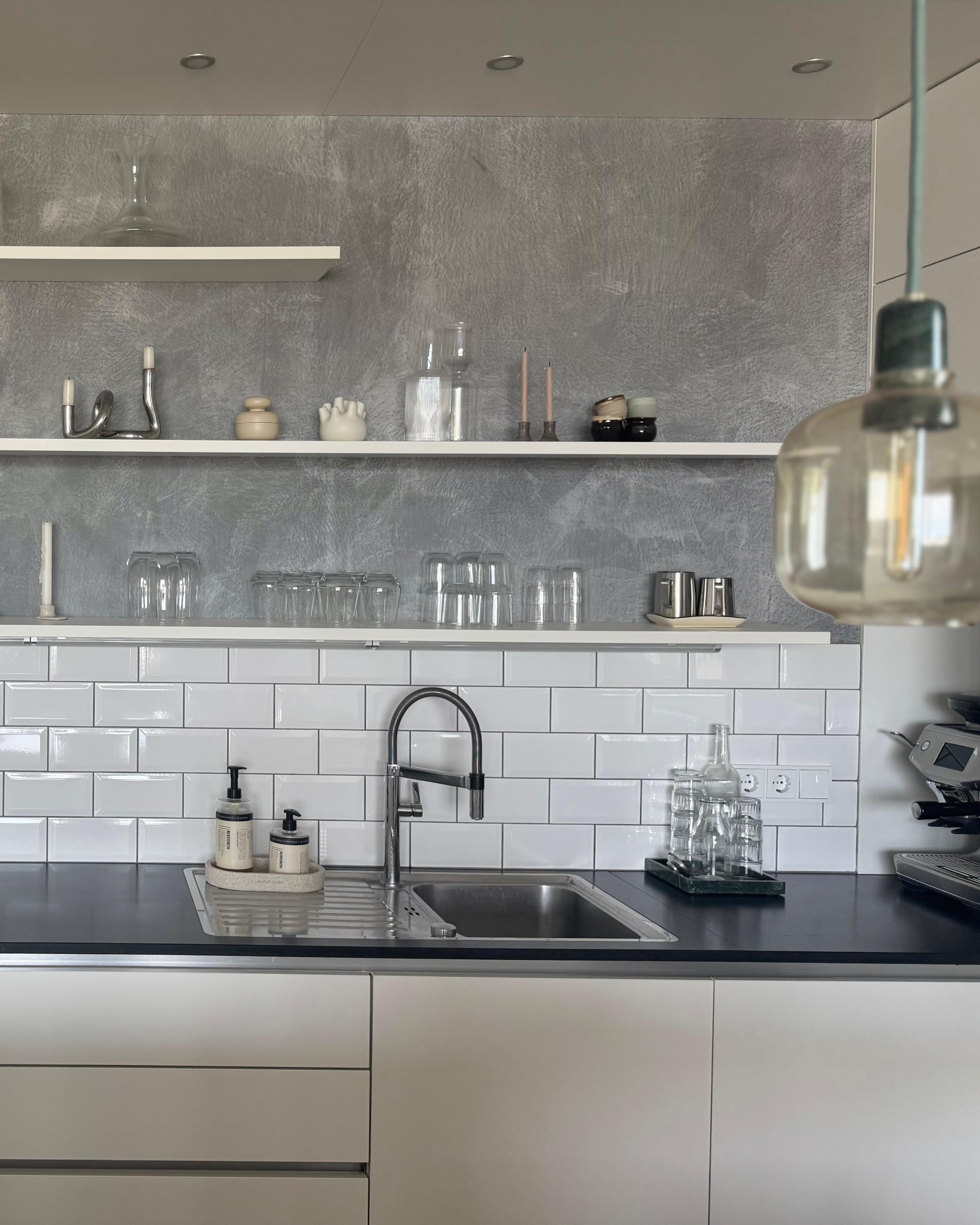 Kitchendetails 

#küche #regal #metrofliesen #industrial #dekoration