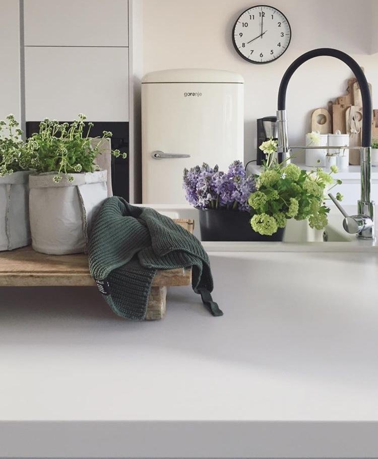 Kitchens are for flowers #blumen #küche #flowers #inthekitchen #kitchenstories #white #interior