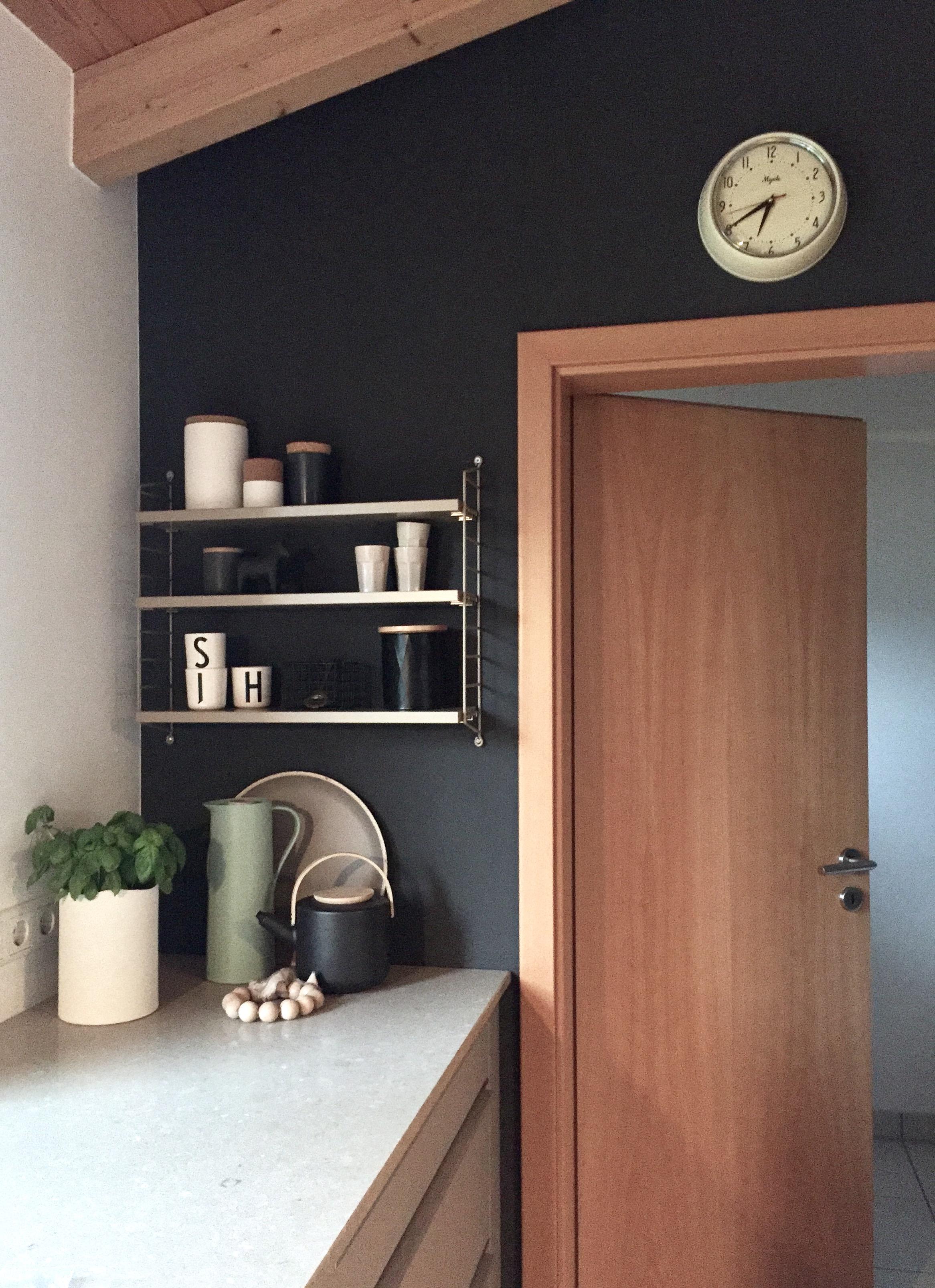 KitchenShelf
#interior #living #küche #regal #shelf #stringpocket #schwarz #weiß #holzhaus