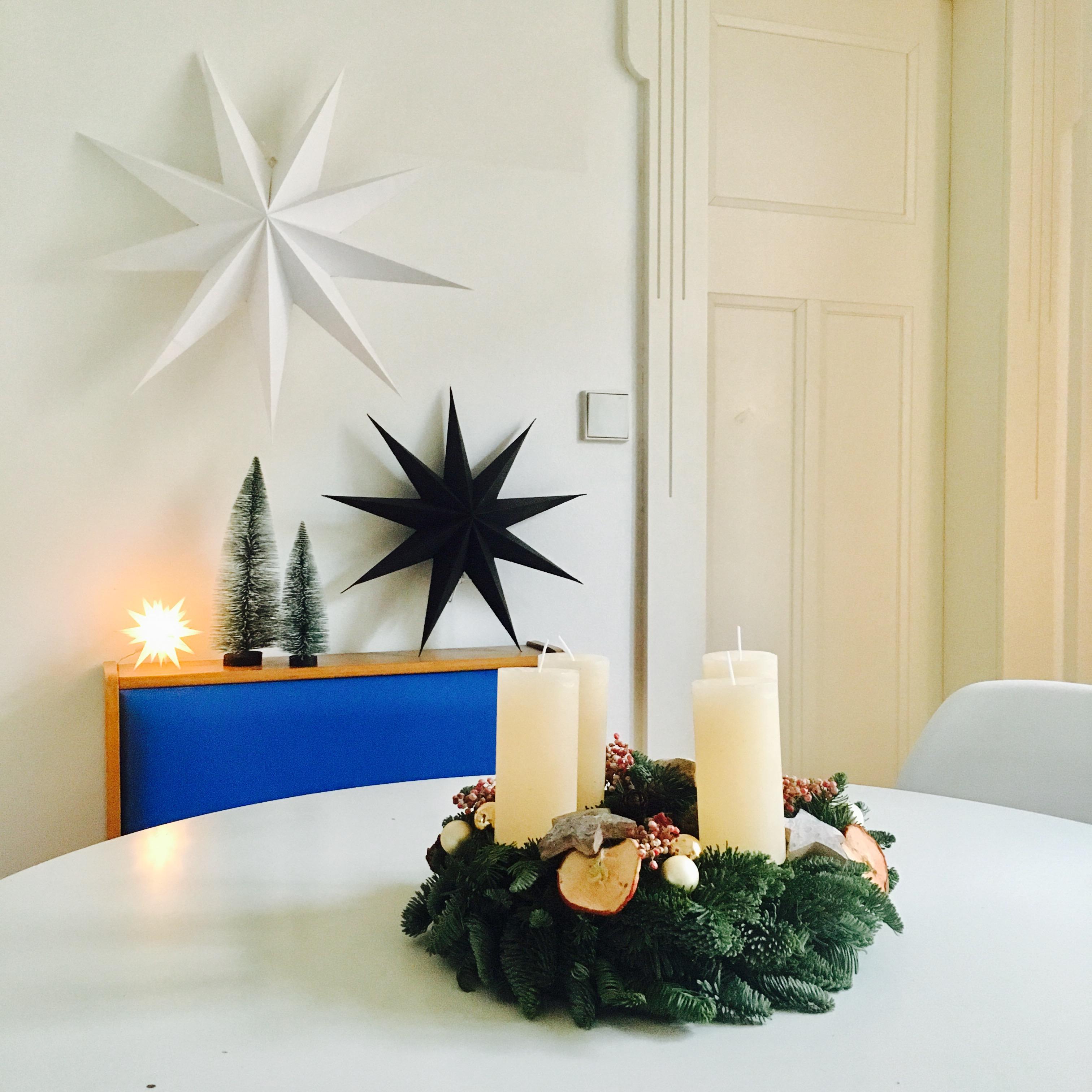 KitchenStars...
#minimalismus #adventskranz #papiersterne #leuchtstern #bäumchen #vintage #sitzbank