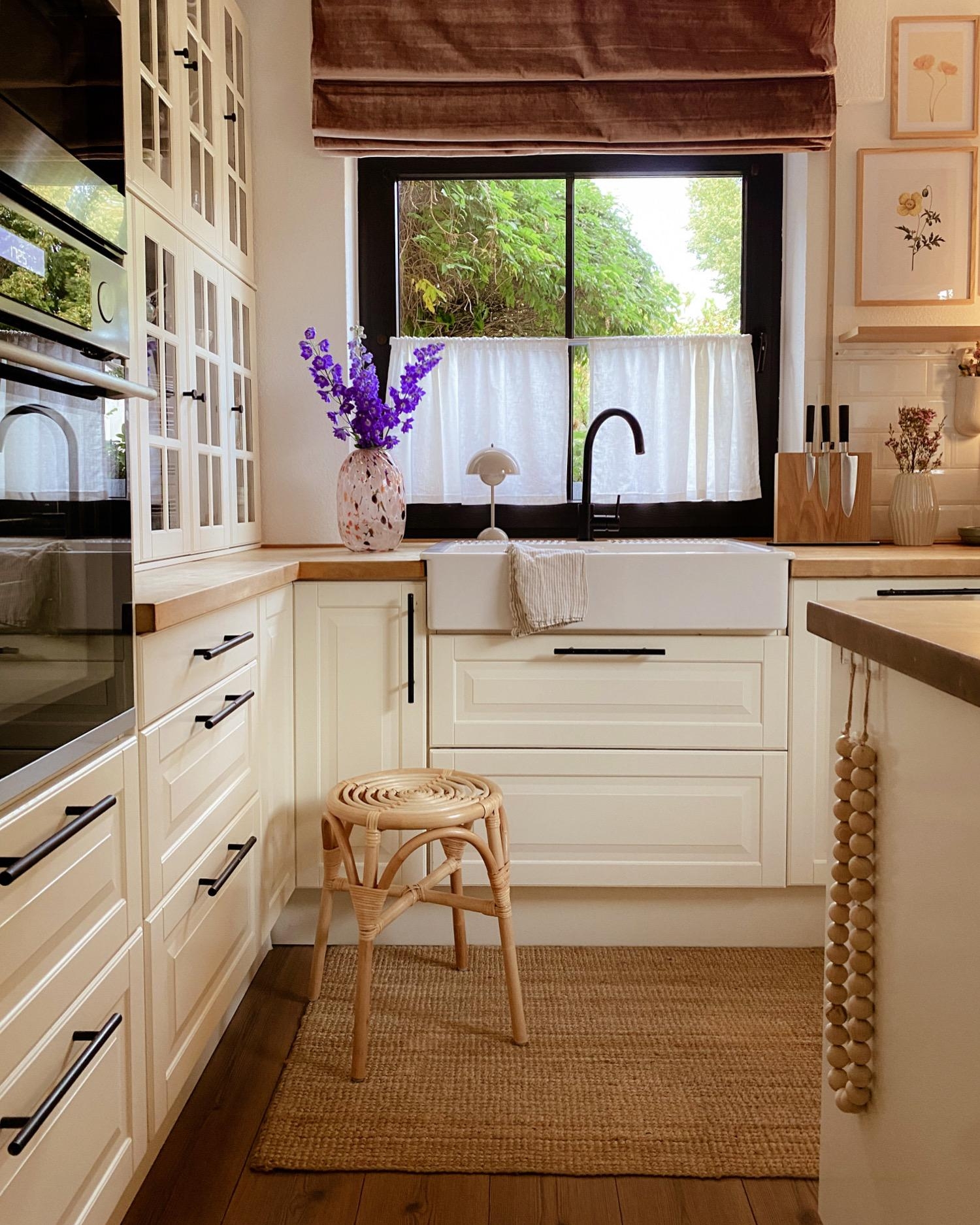 Kitchenstories 
#kitchen#freshflowers#whitekitchen#homestyle#landhaus#window#myhome