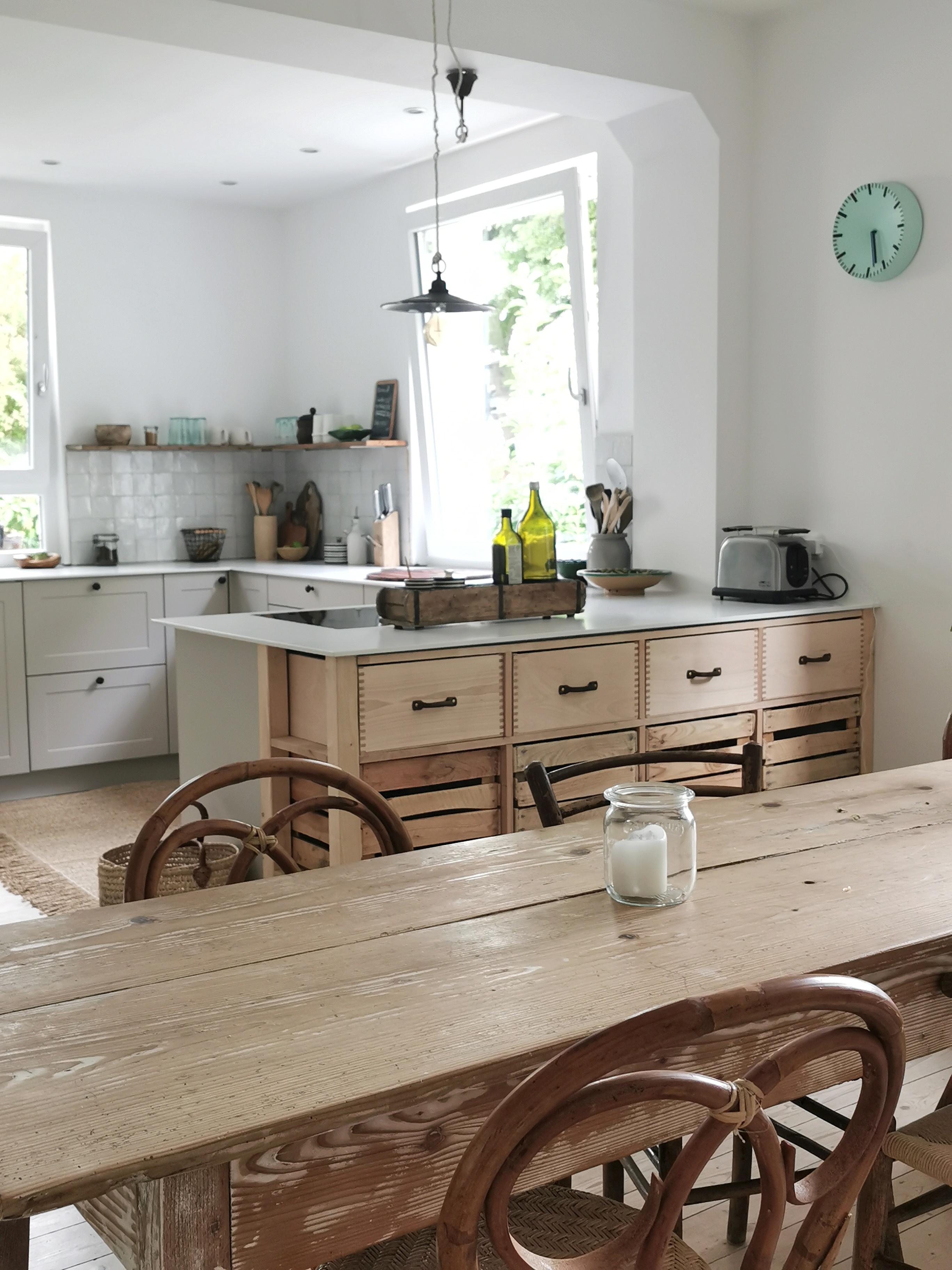 Kitchenview 💖 die #Holzkommode ist selbstgebaut 💪 love it 💕
#kücheninspo #Küche #regal