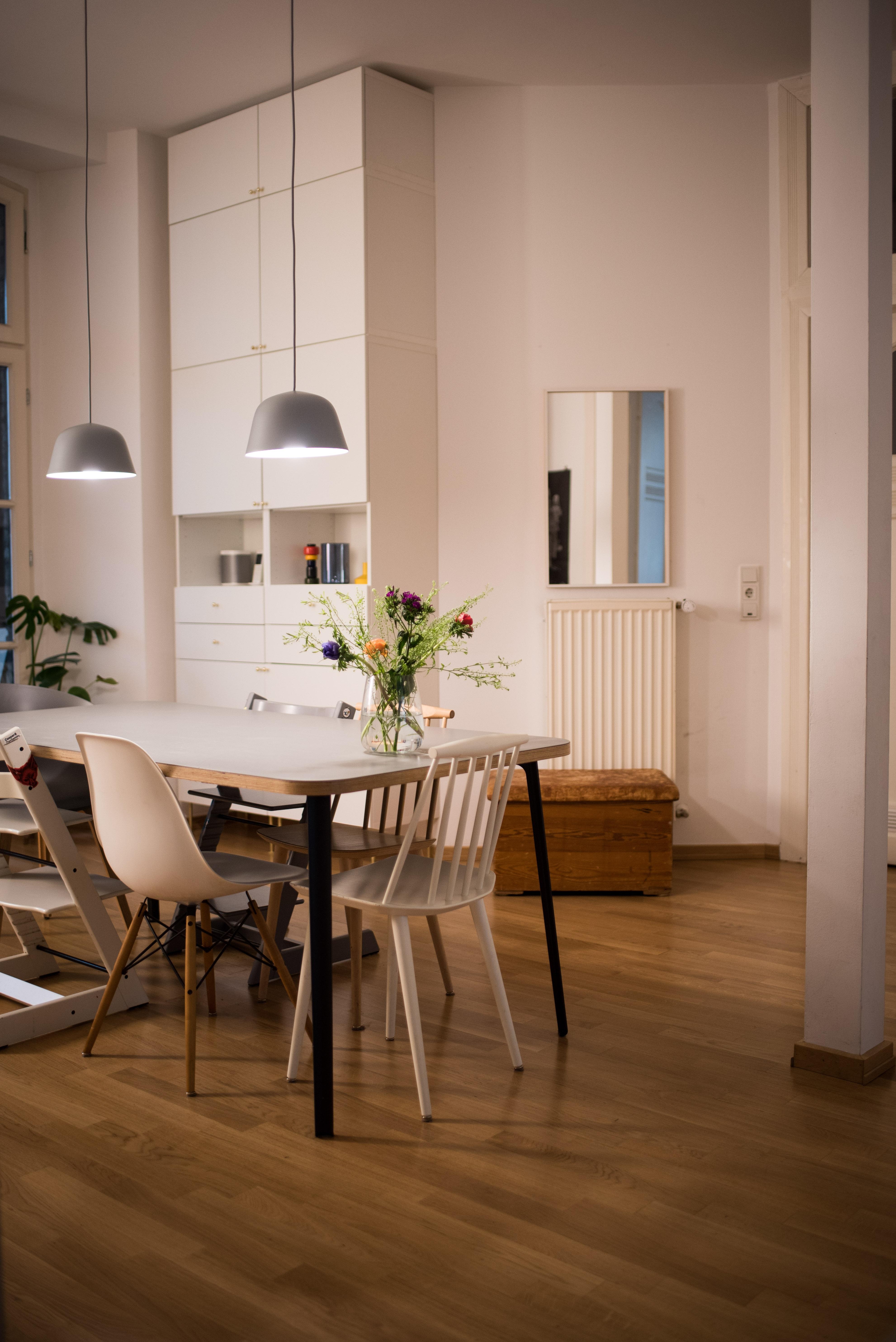 Kitchenview #küche #altbau #wohnküche #interior #blumen #küchentisch