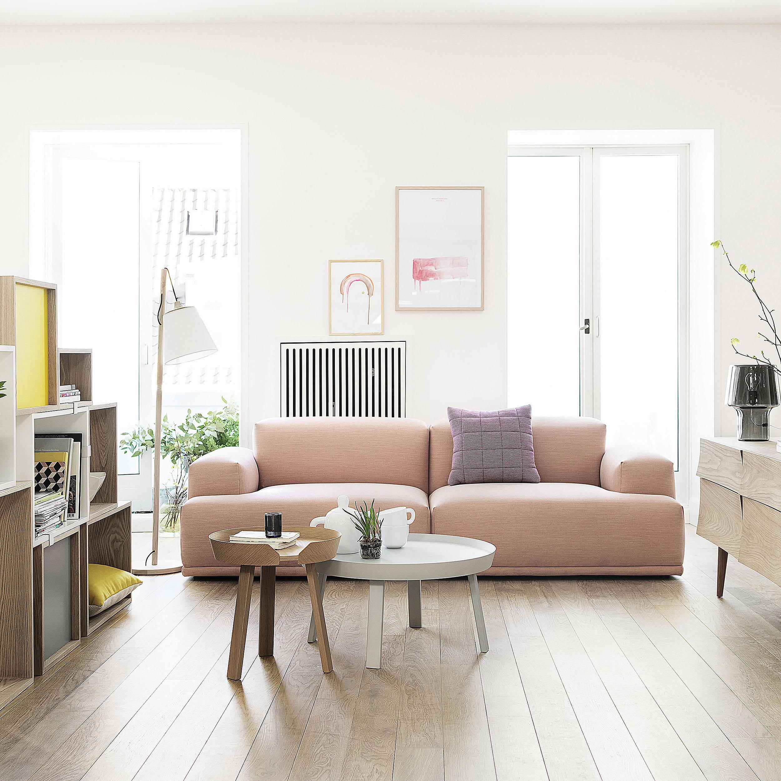 Klare aber kreative Formen – Around Beistelltische #couchtisch #beistelltisch #ablage #wohnzimmer #sofa ©Muuto
