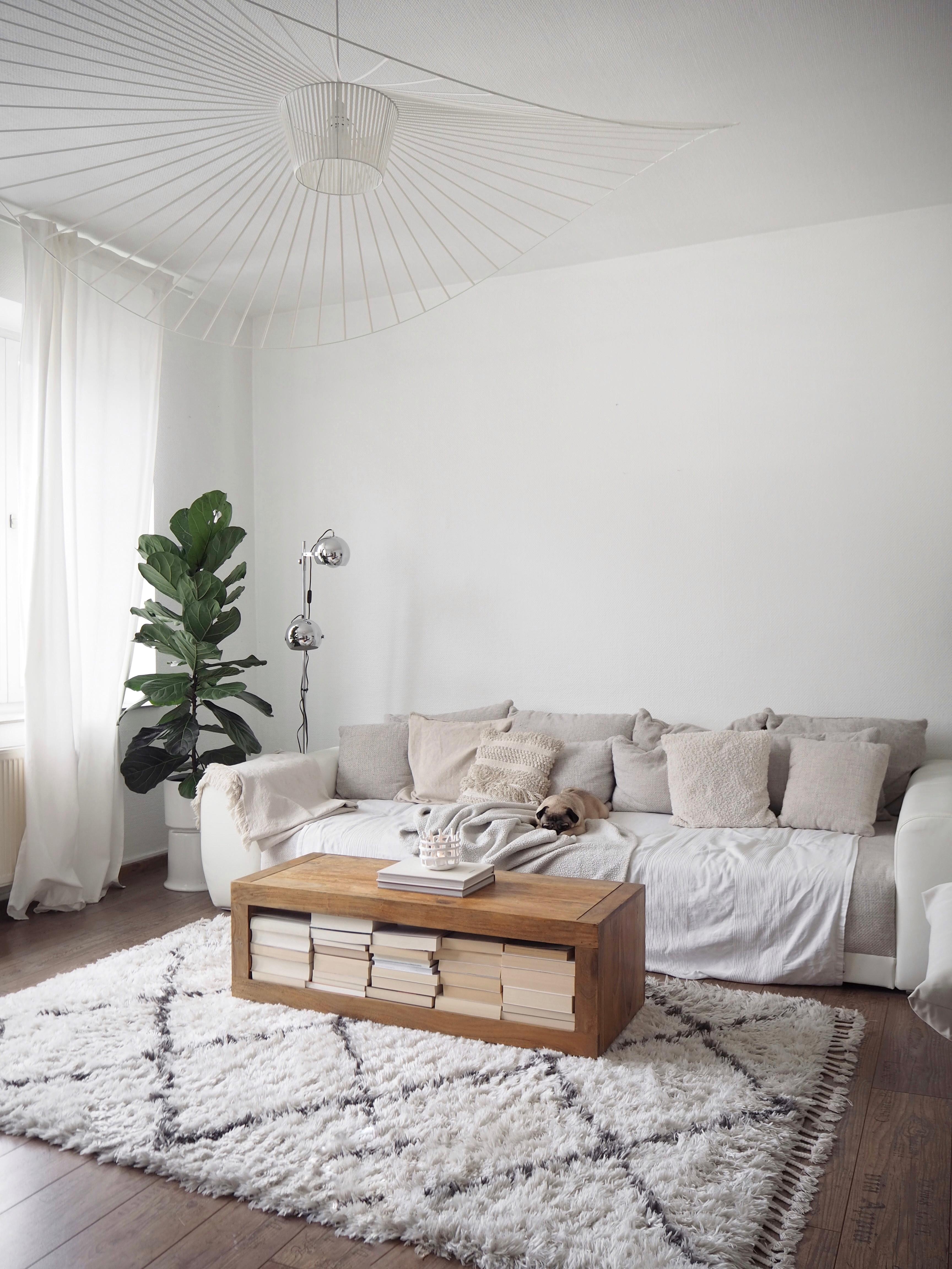 klare Linien #weissewand #wohnzimmer #couch #altbau #deckenlampe #weiss #livingroom #altbau