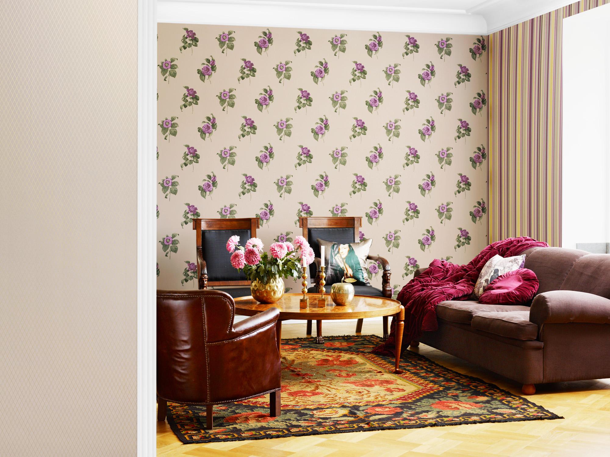 Klassische Möbel kombiniert mit Mustertapete #beistelltisch #teppich #sessel #wandgestaltung #mustertapete ©Boras Tapeter
