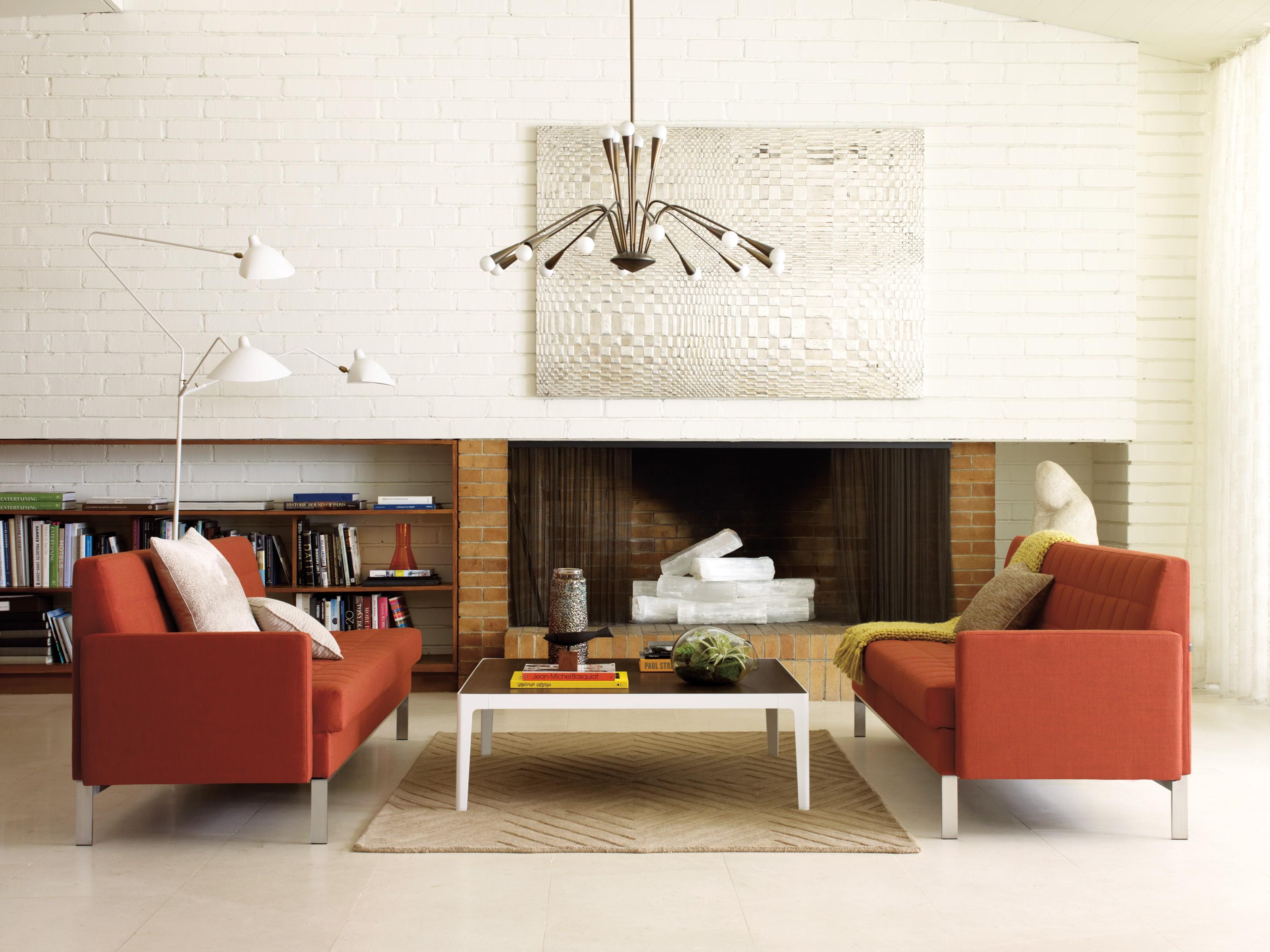 Klassische Sitzecke mit roten Sofas #regal #teppich #kamin #tagesdecke #pendelleuchte #sofa #rotessofa ©Coalesse