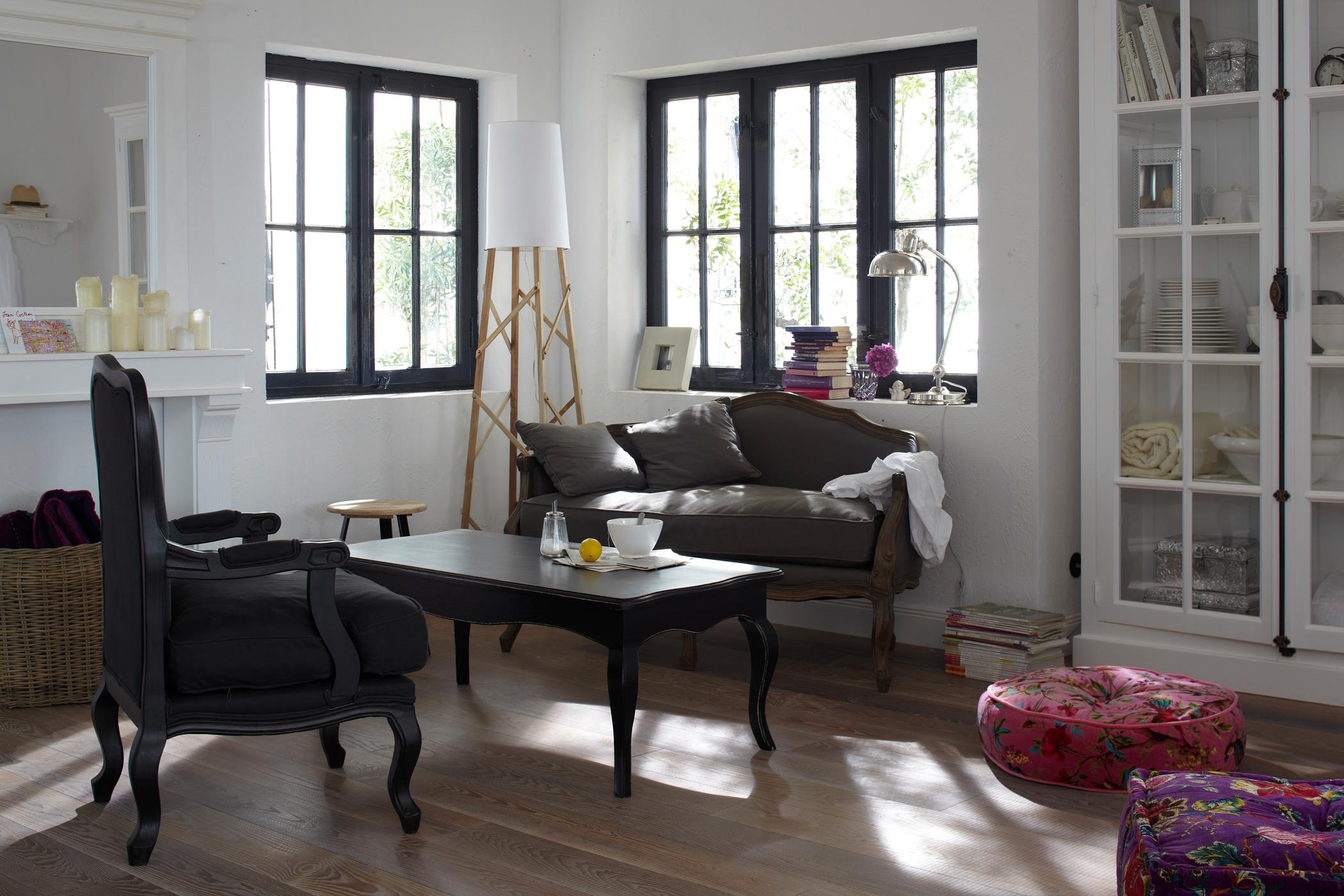 Klassische Wohnzimmermöbel #couchtisch #sessel #laminat #sofa #sitzkissen #sprossenfenster #wohnzimmerschrank ©Car Selbstbaumöbel