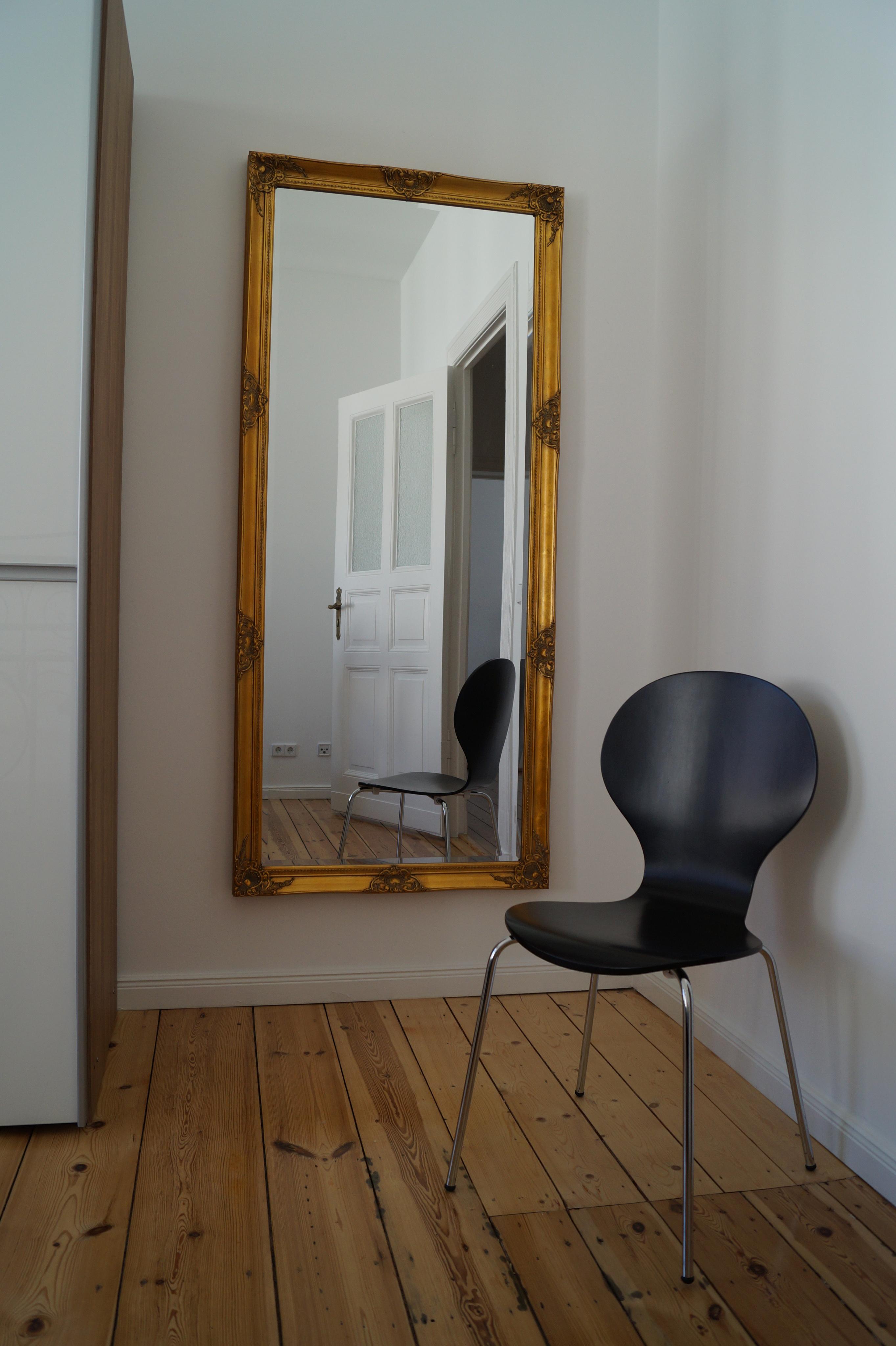 Klassischer Spiegel #stuhl #dielenboden #wandspiegel ©Marie-Luise Manzow