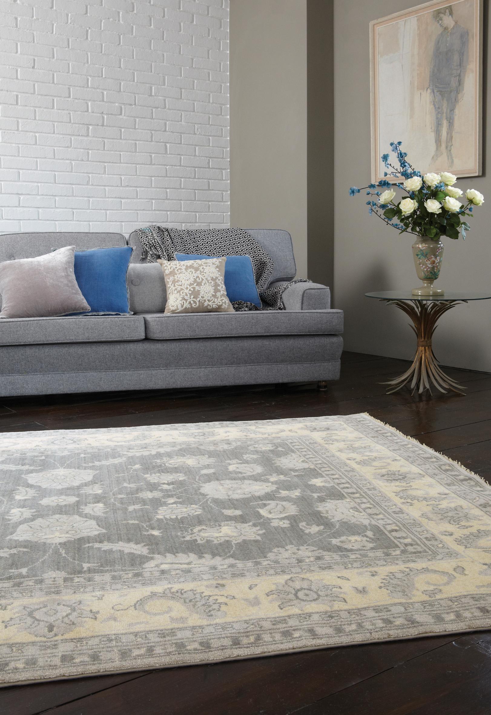 Klassischer Teppich im modernen Wohnzimmer #wohnzimmerteppich ©KadimaDesign