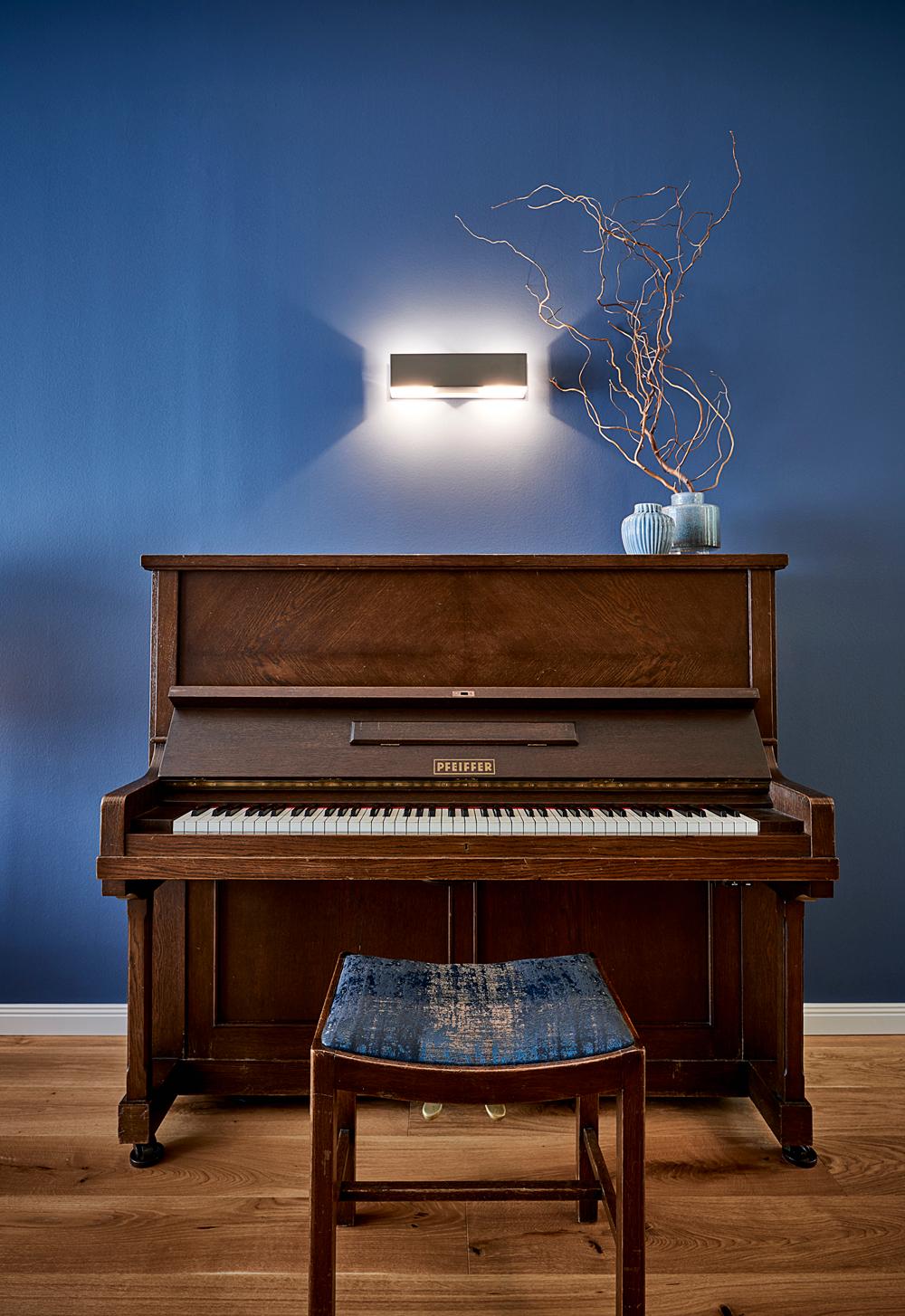 Klavier vor blauer Wand #wandleuchte #klavier ©Michael Pfeiffer Fotografie