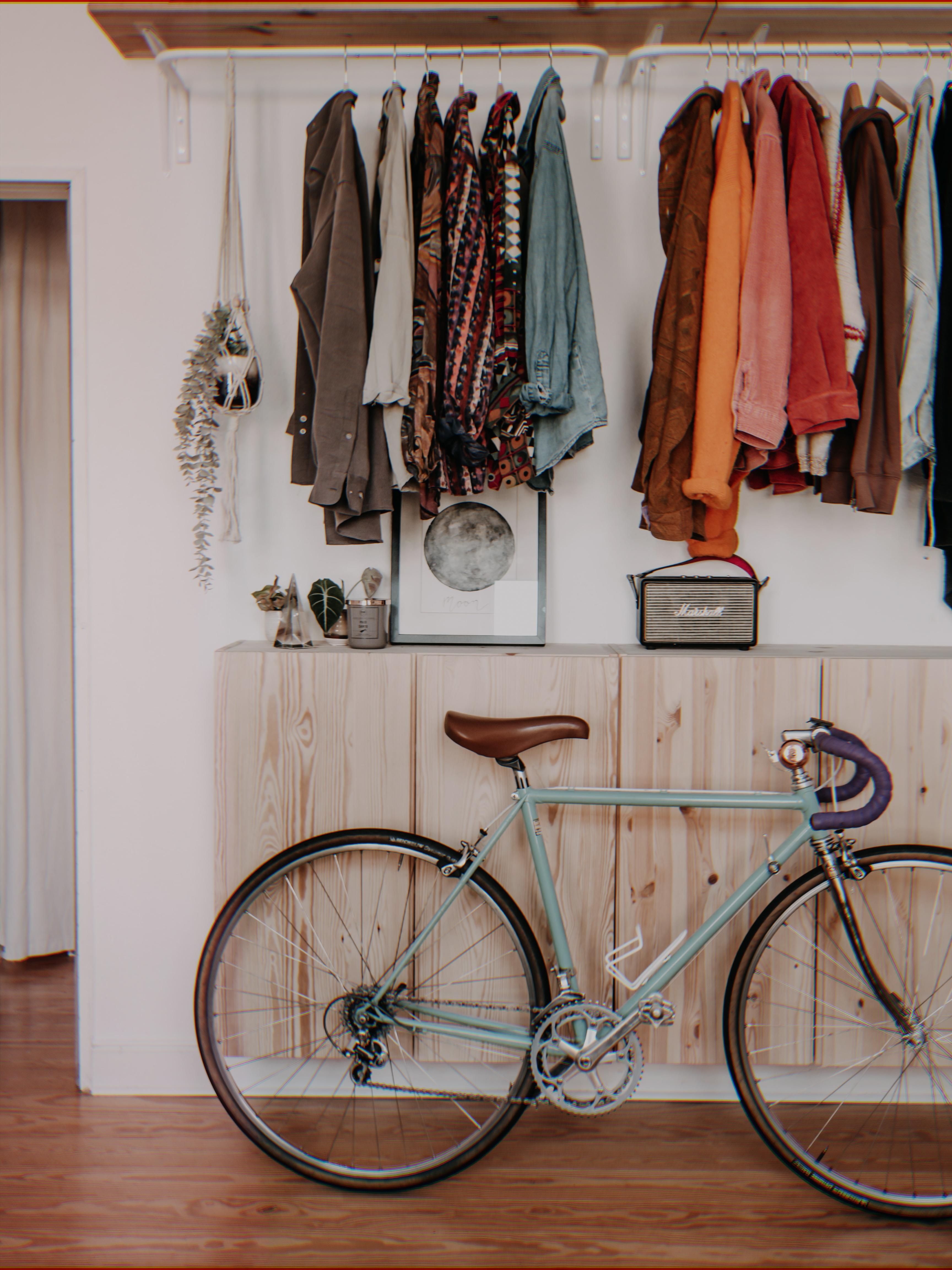 Kleiderschrank-, Pflanzen-, und Fahrradliebe in einem Bild #cozyhome 


#frühling #details #ikeaivar 
