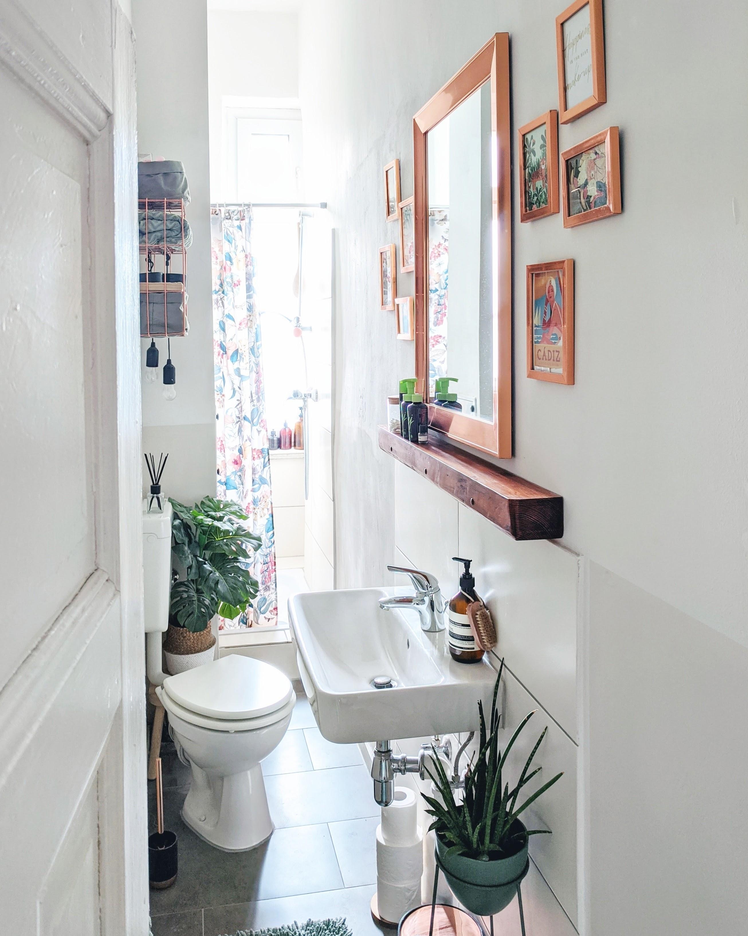 Klein aber fein. #bathroom #kleinesbadezimmer #altbau #narrowbathroom #copper #interior #homestory