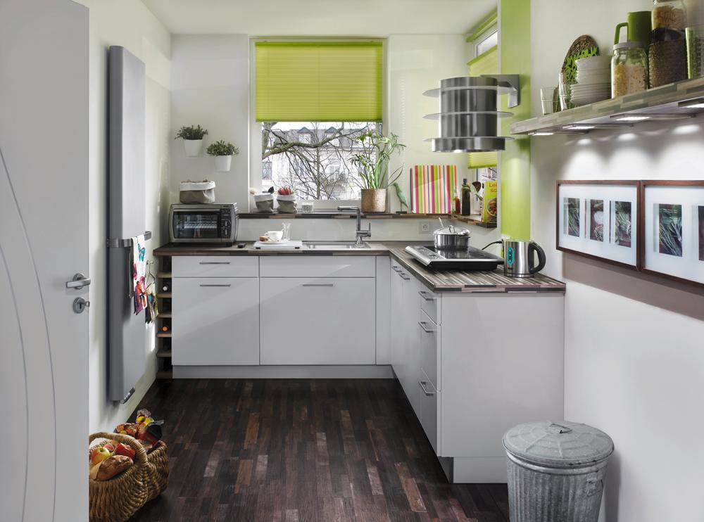 Klein, aber fein #küche #rollo #wandbild #singleküche #küchenmülleimer #miniküche ©PROJECT FLOORS GmbH