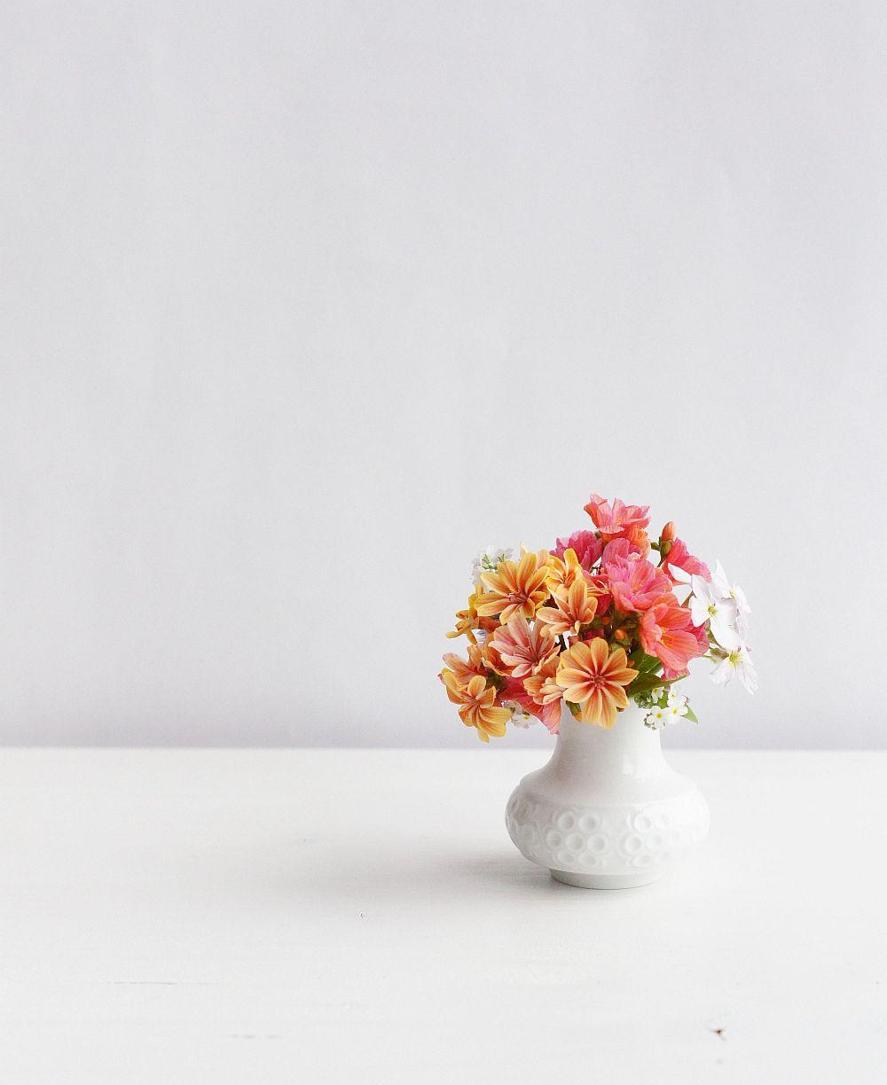 Kleine Blütenkomposition mit Vintage Vase #farbenmix #vintage #blumen #flowerstyling #minimal