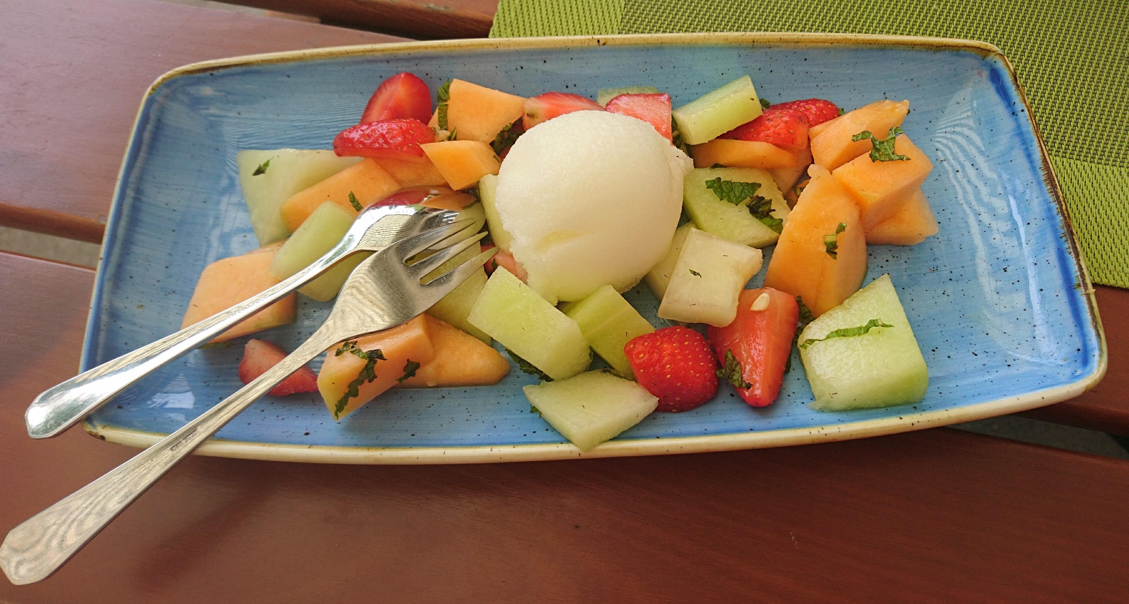 Kleine Erfrischung gefällig?
Melonen-Mix mit Erdbeeren und Zitronensorbet auf schönem Churchill Stonecast #Porzellan. 