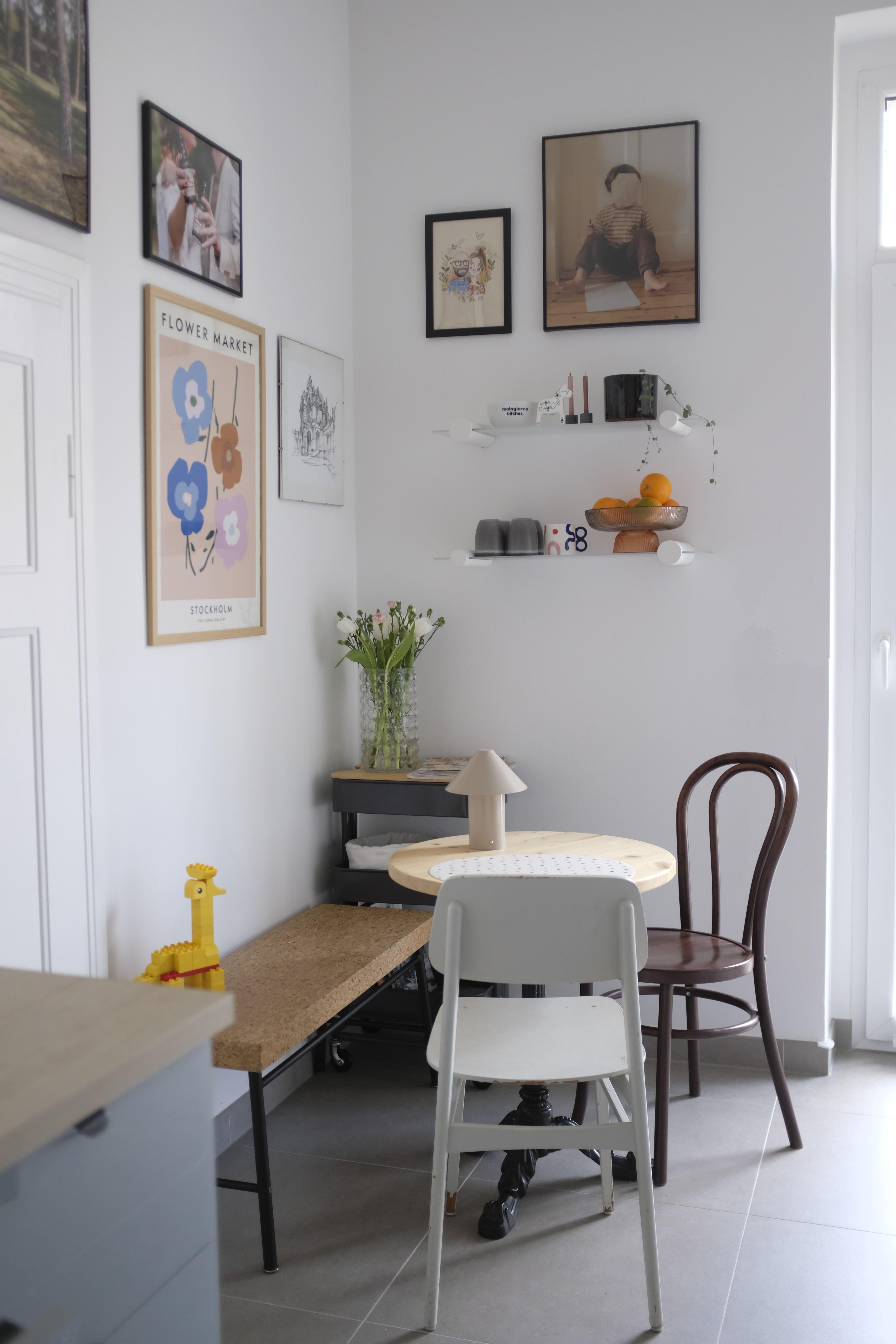 Kleine, feine Frühstücksecke 🥐☕ #couchliebt #couchstyle #küche #shelfie #esstisch 