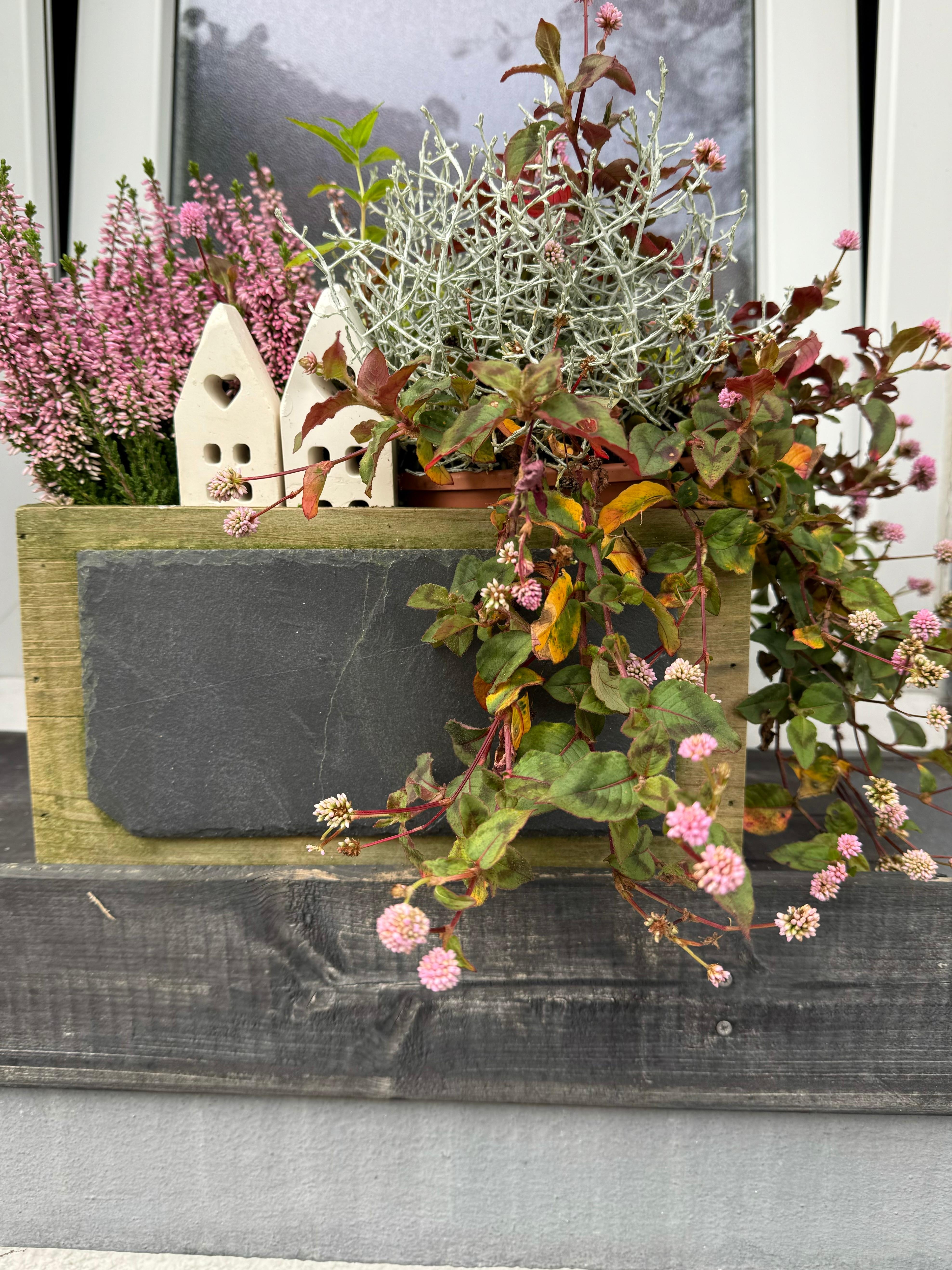 Kleine Herbstdeko mit Lichthäusern.
#Herbst #Garten