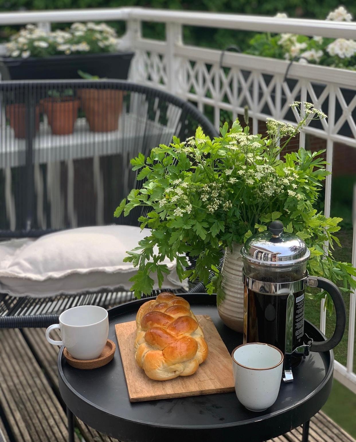 Kleine Kaffeerunde auf dem Balkon🌿
#balkon #frühlingsblumen #balkonien #freshflowerfriday #tischdeko #draußensein 