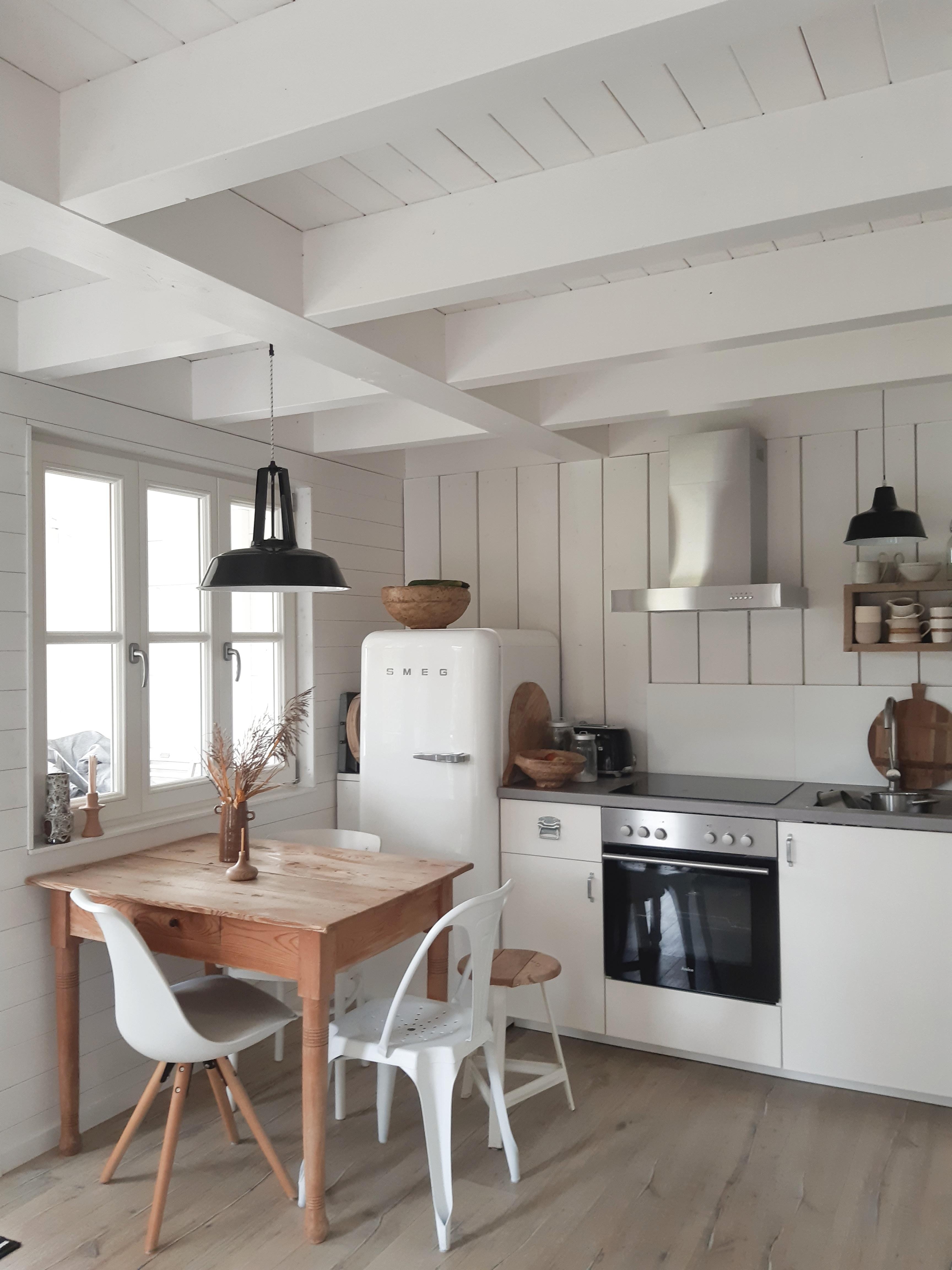Kleine Küche im Sommerhäuschen #küche #kleineküche #weisseküche #skandinavischwohnen #couchstyle #interior skandi