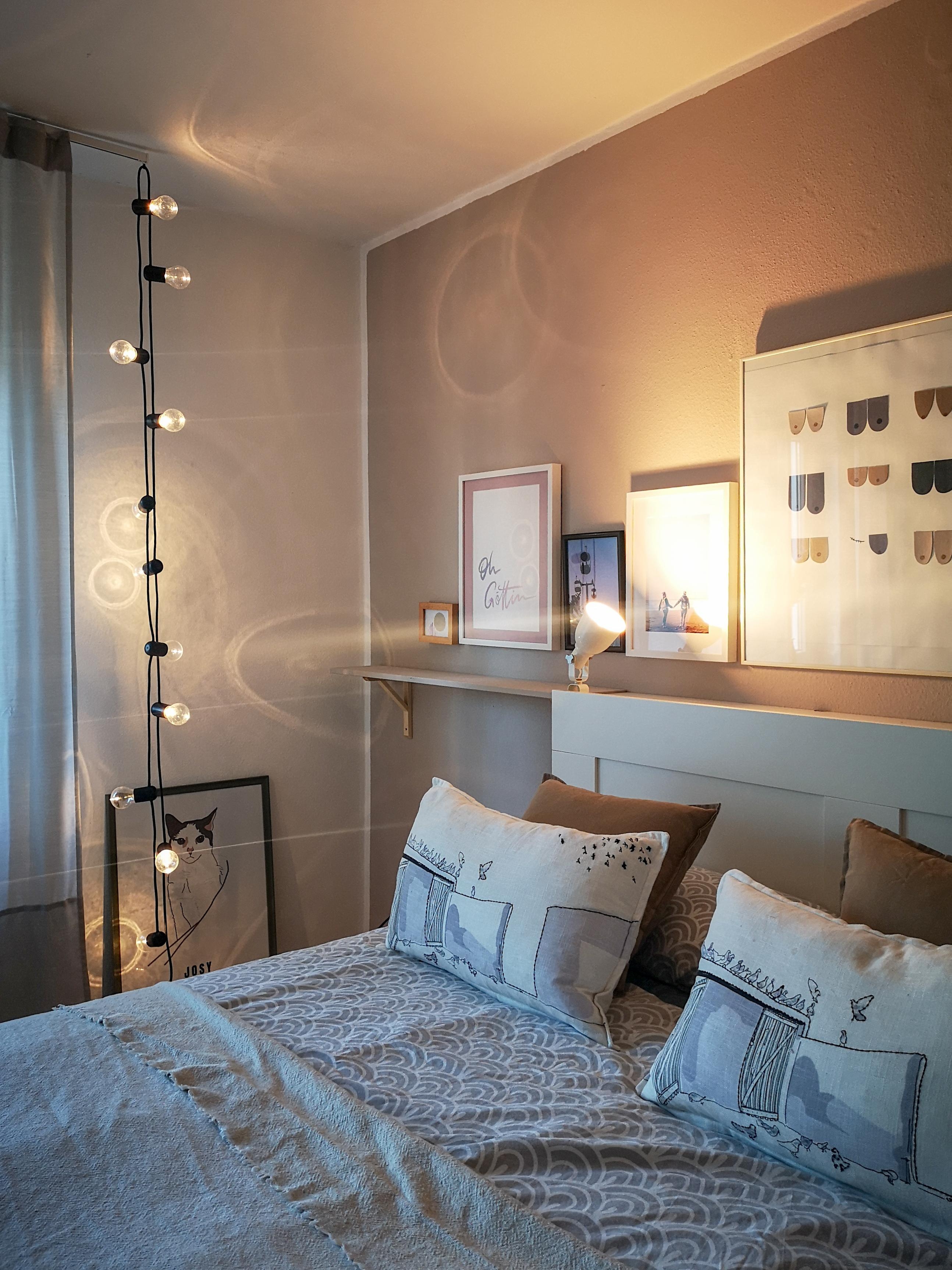 Kleine Lichter, große Wirkung. 🤎 #bedroom #meinikea #bilderwand 
