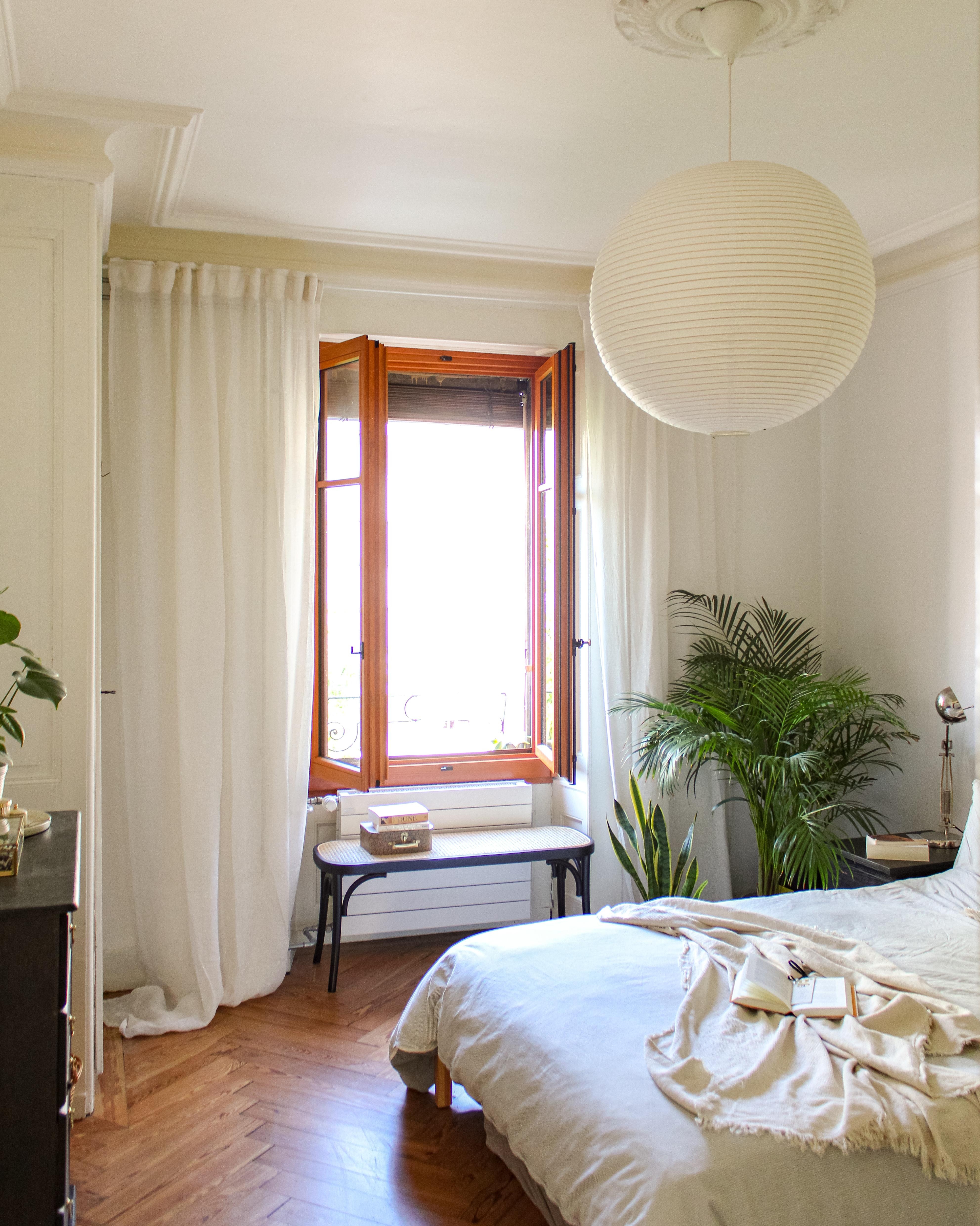 Kleine Ruheoase 🙃🌿 #schlafzimmer #bett #weißesschlafzimmer #leinengardinen #pflanzen #holzfenster