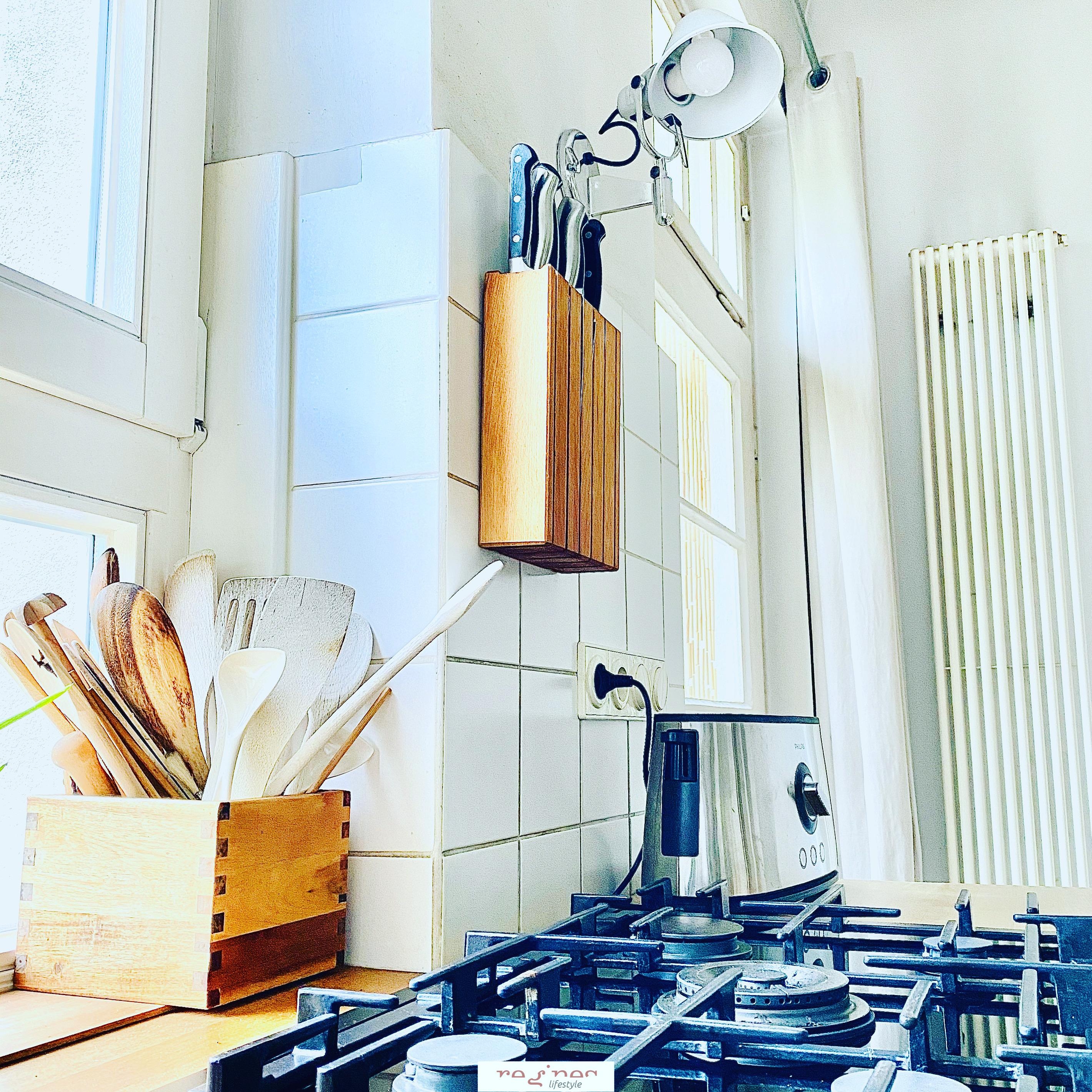 kleiner Einblick in unsere Küchenecke ...
#kitchen #gasherd #altbau #küchenliebe #messerblock #küche 