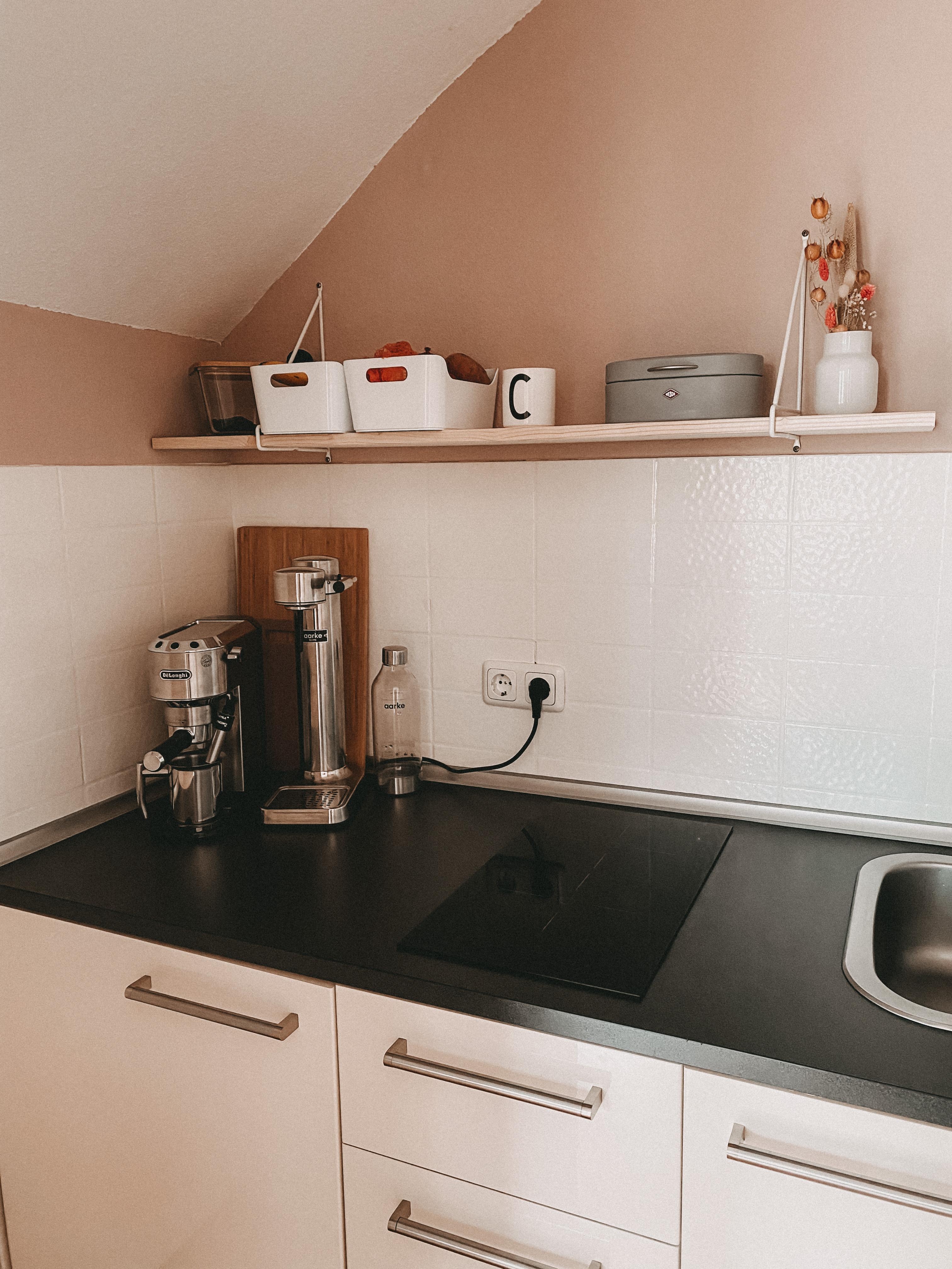 Kleiner Küchentraum in Hortensie #kleineküchen #rosaküchen #minimalistischeküchen #schönerwohnen