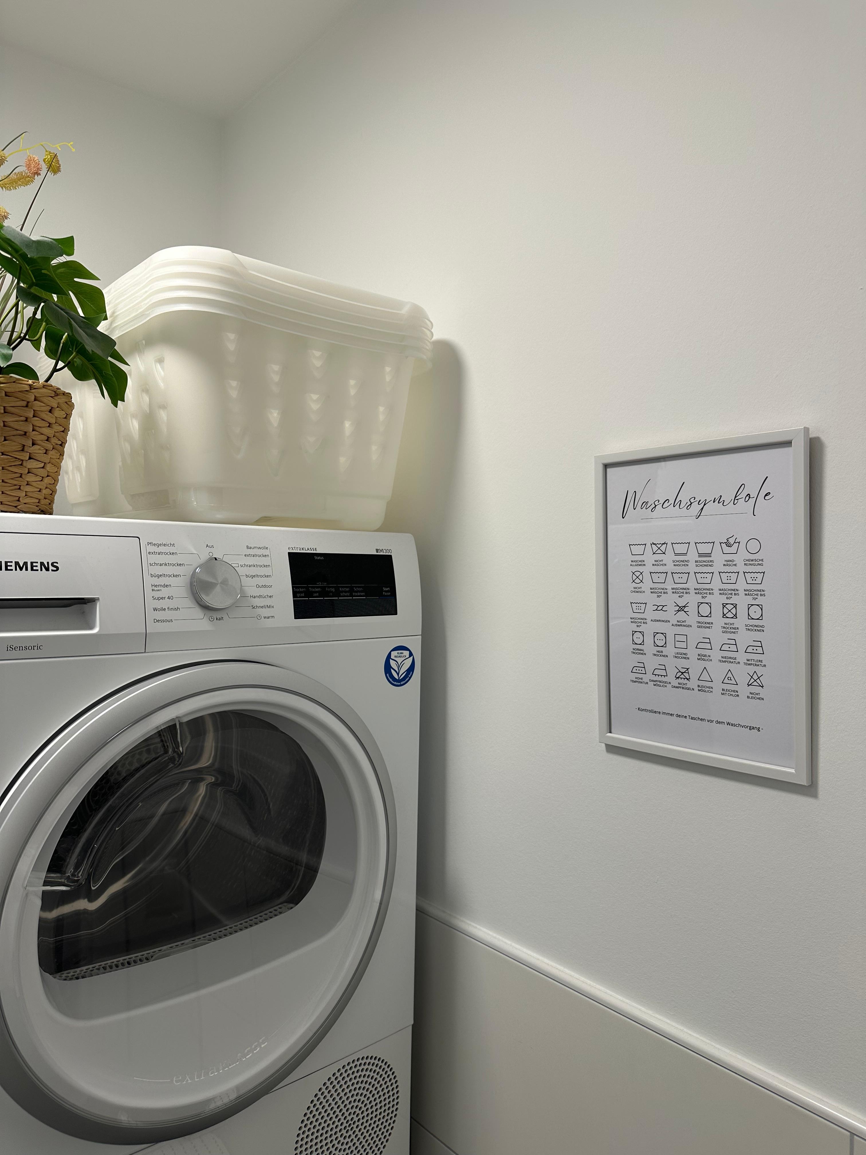 Kleiner Raum, große Ordnungsliebe! Minimalistischer Wäschebereich mit Ordnungs-Print sorgt für Struktur im Alltag. #skandistyle #ordnung #ordnungsliebe #wäsche