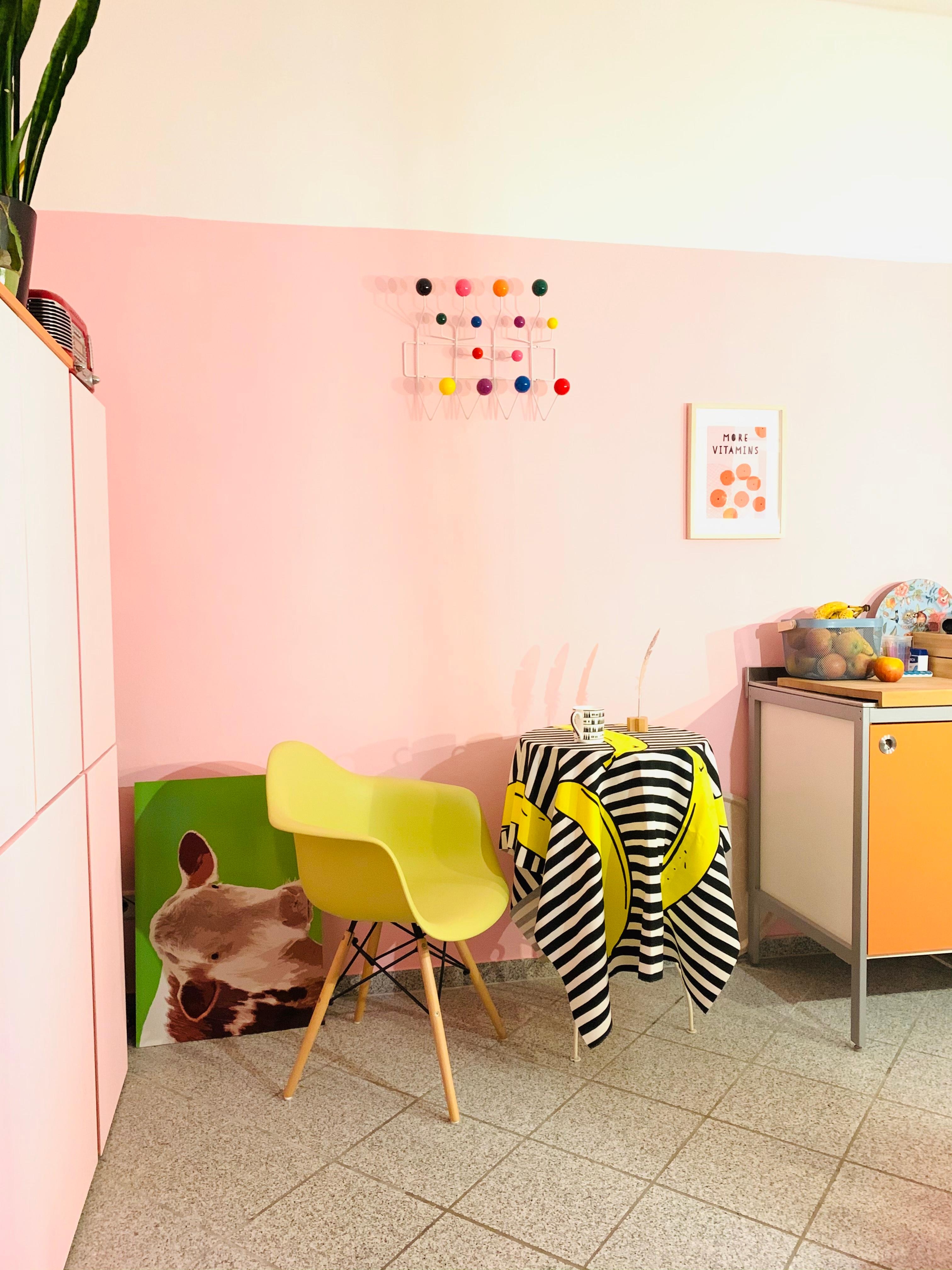 Kleiner Sitzplatz in der Küche #orange #pink #küche