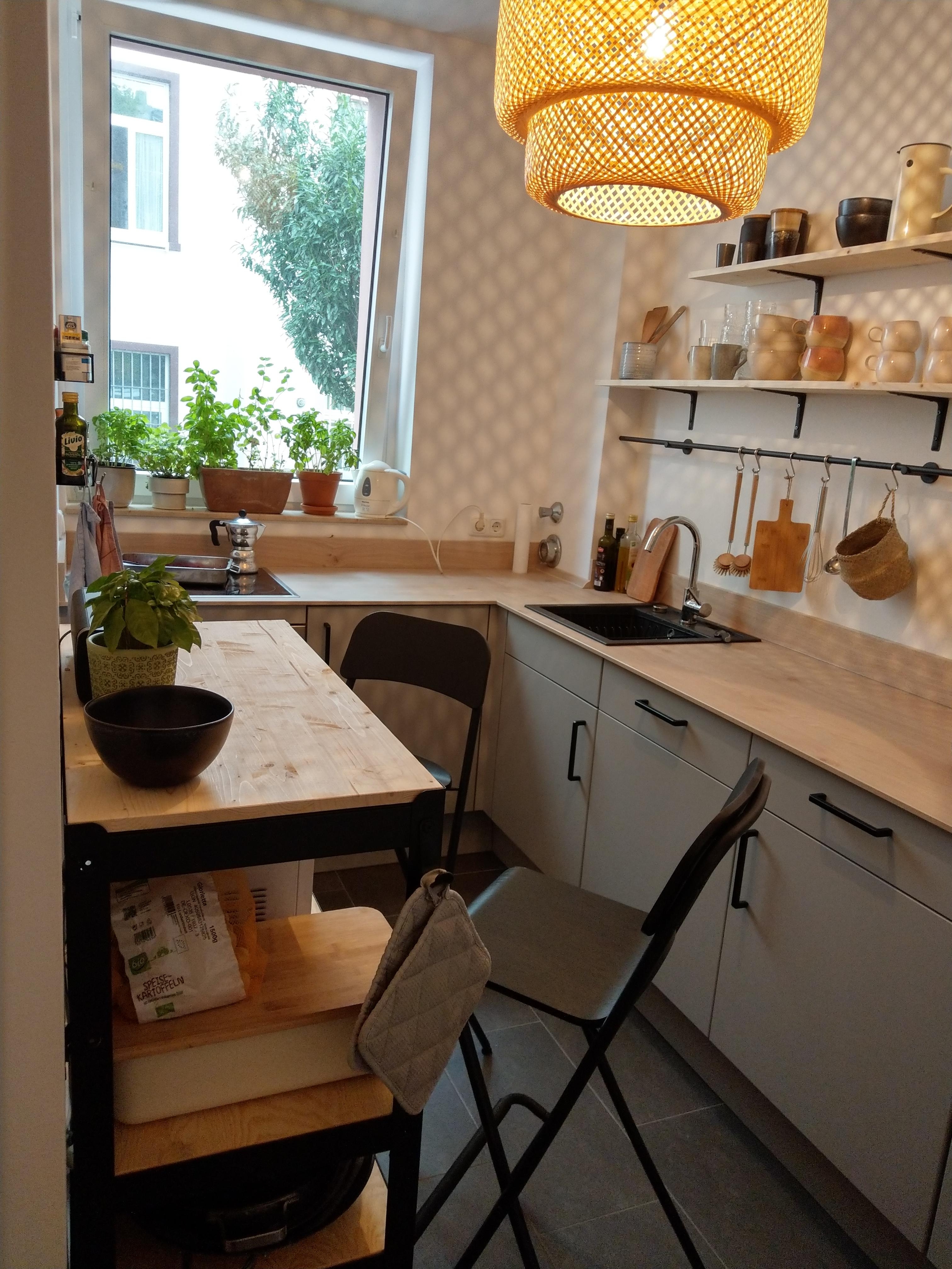 #kleinerraum #livingchallenge
In der mini Altbauküche muss man erfinderisch sein. Warum nicht das Regal als Tisch nutzen