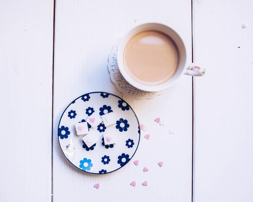 Kleines, aber feines DIY: Zuckerwürfel mit Zuckerherzen in Rosa <3 
#DIY #Zimmerzucker #süß #Coffeedate