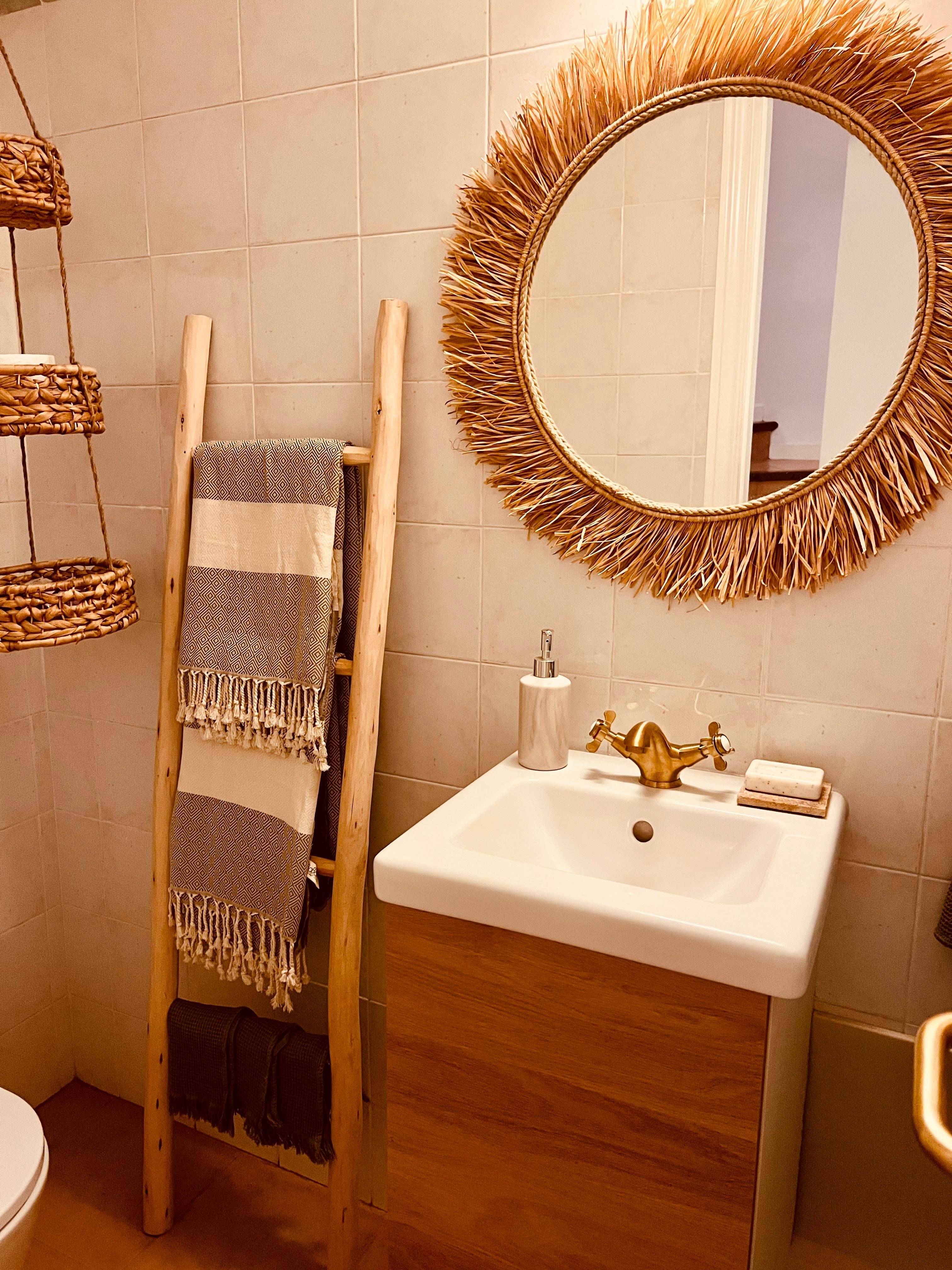 Kleines Gäste- WC mit selbstgemachten Spiegel