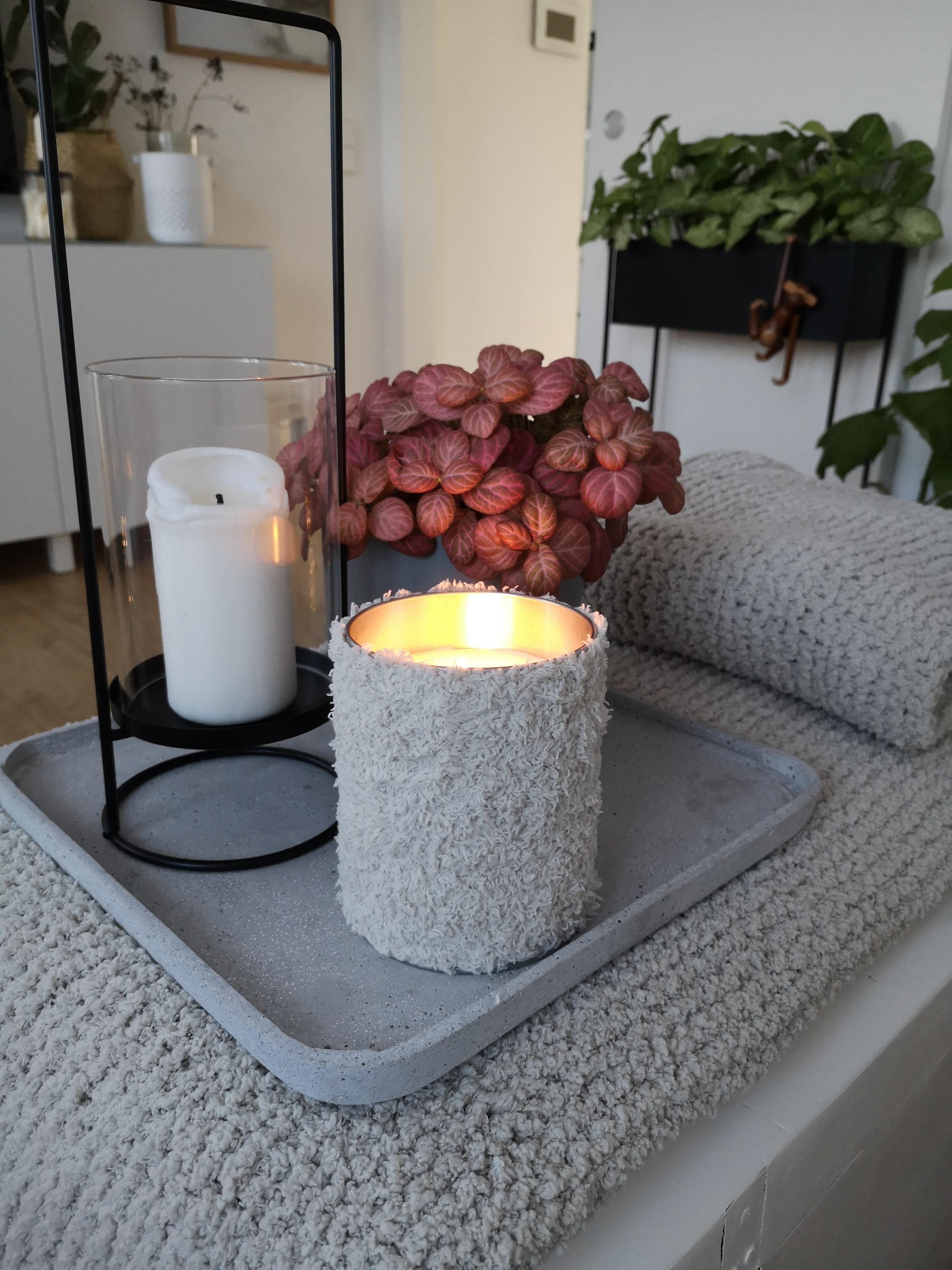 Kleines Herbst-DIY: langweilige Kerze, doppelseitiges Klebeband und Garnreste... Et voila. Fix und fein! #kerzendiy 