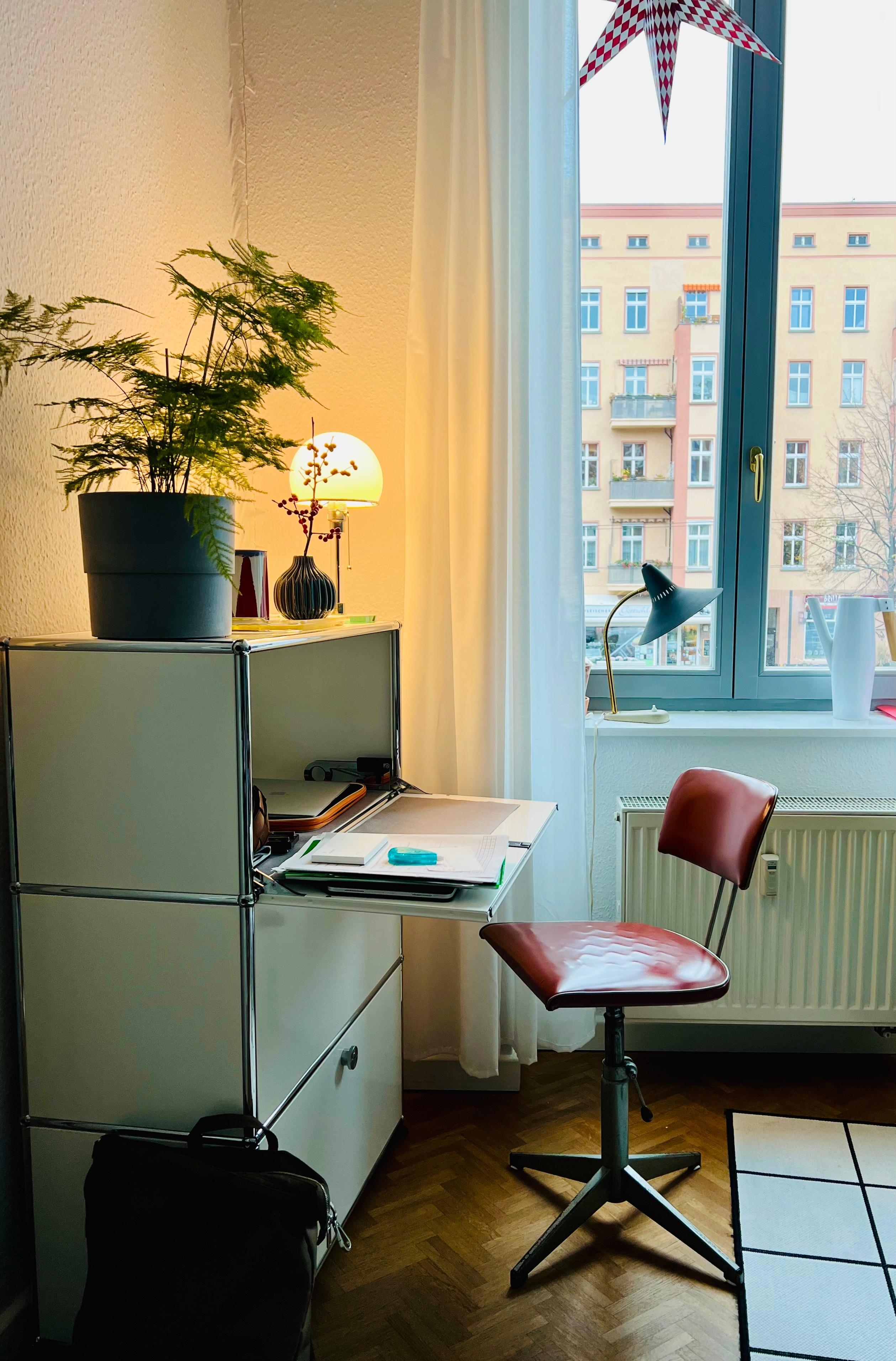 Kleines Home Office im Wohnzimmer. #usmhaller #Altbauwohnung #vintagestuhl #wagenfeldlampe
