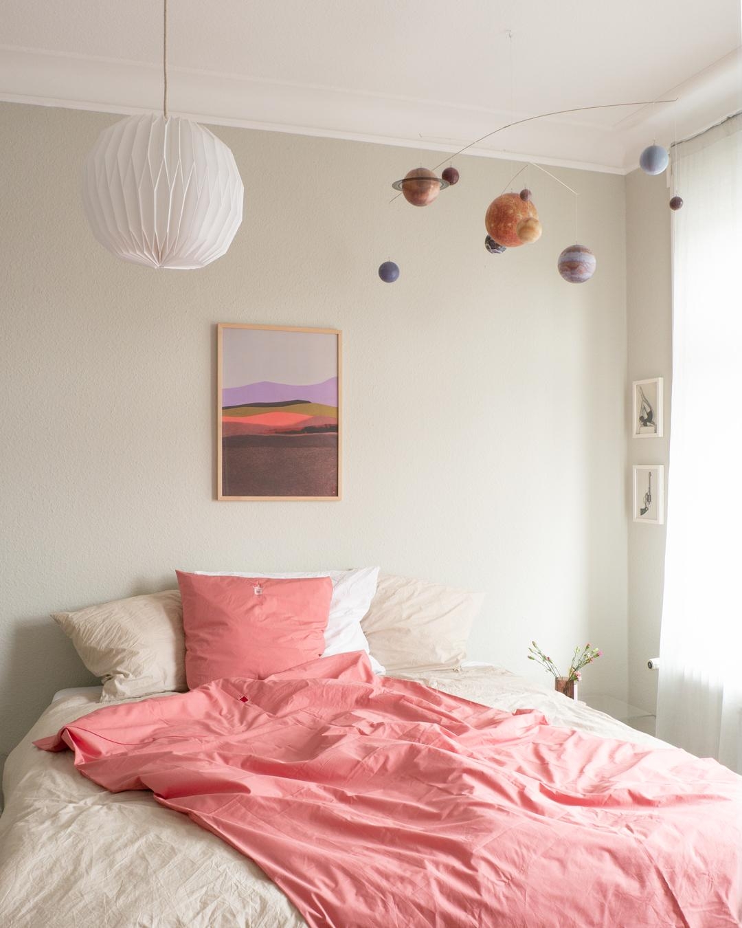 Kleines Schlafzimmer Make-Over, neues Bild - neues Gefühl! Mit Koralle gegen die graue Eintönigkeit.