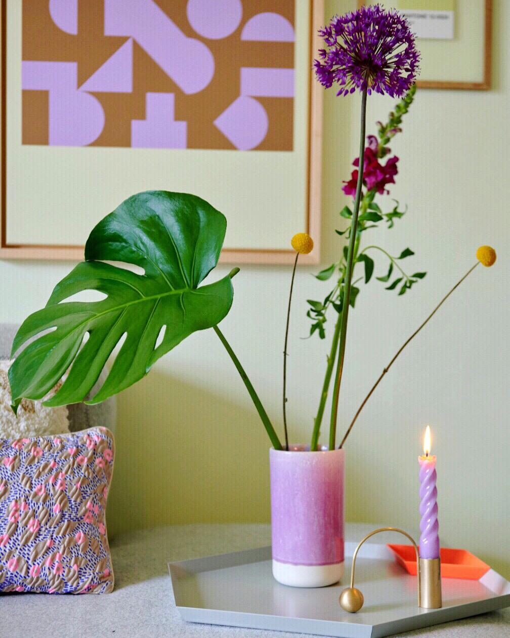 Kleines Stillleben mit Blumen in unserem Wohnzimmer 💜
#wohnzimmer #color #pastell