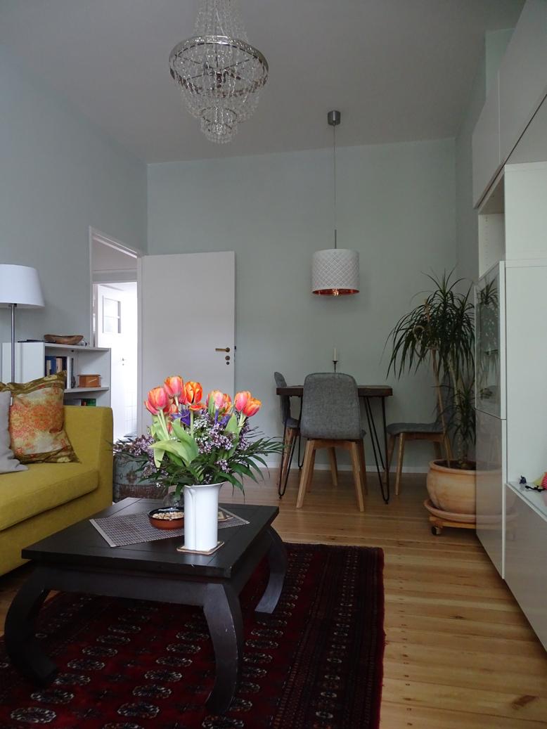 kleines wohnzimmer mit essplatz #dielenboden #kupfer