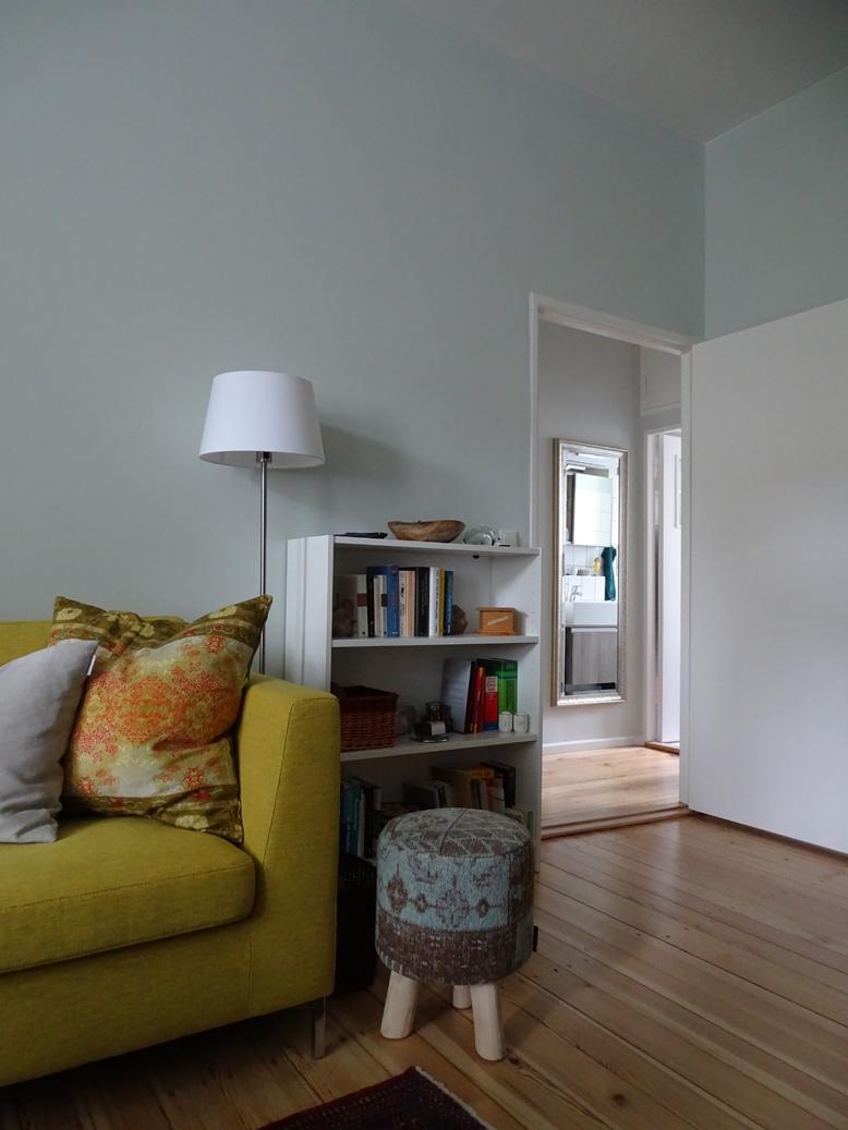 Kleines Wohnzimmer mit hellgrünen Wänden #bücherregal #wohnzimmer #spiegel ©Mareike Kühn Interior Stylist & Visual Merchandiser