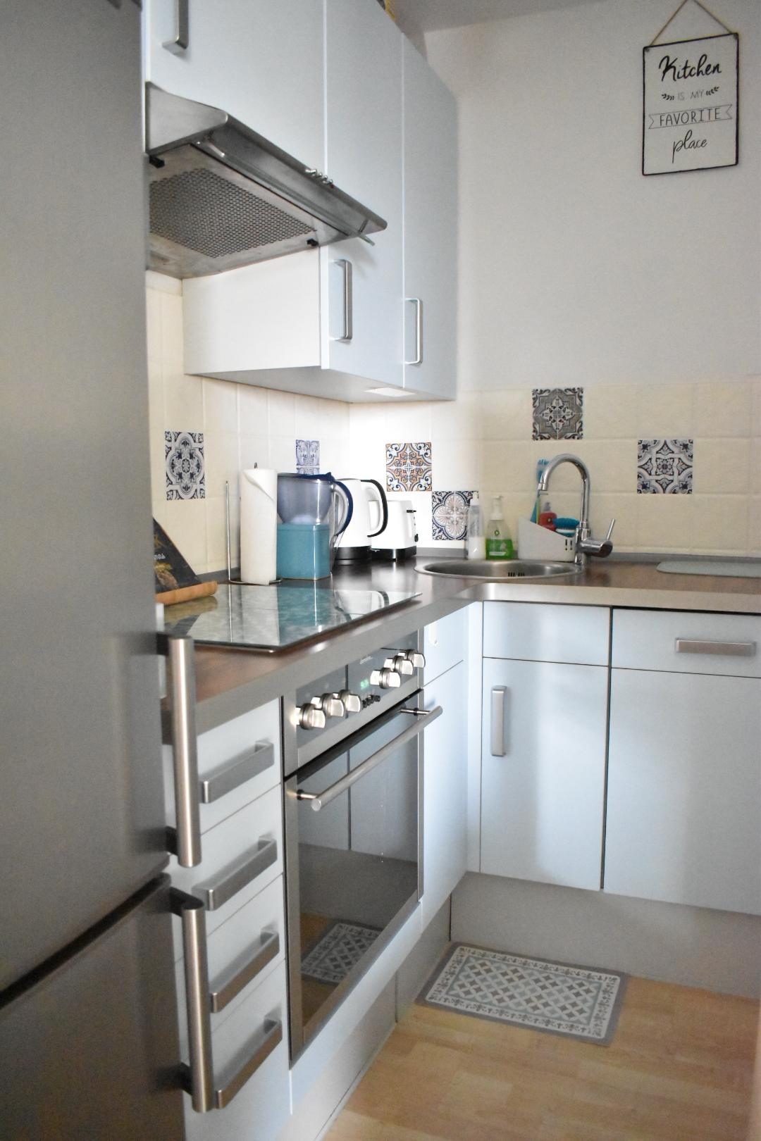 Klitzekleine Küche für riesengroßen Kochspaß
#küche #klein #blau #mosaikfliesen