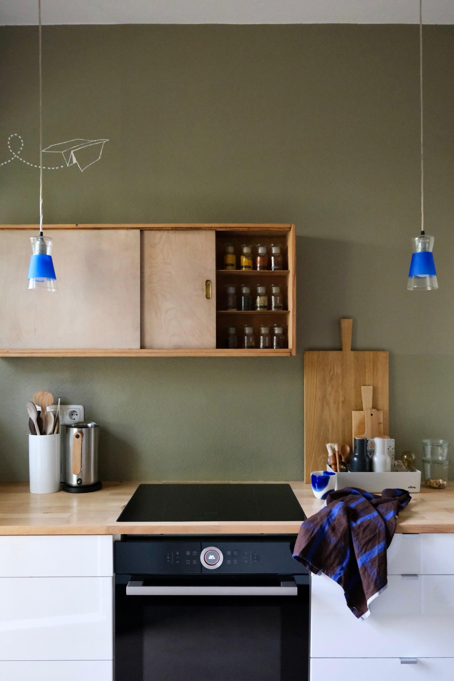 Knallige Farbkleckse in der Küche 💙
#kitcheninspiration #pendantlights