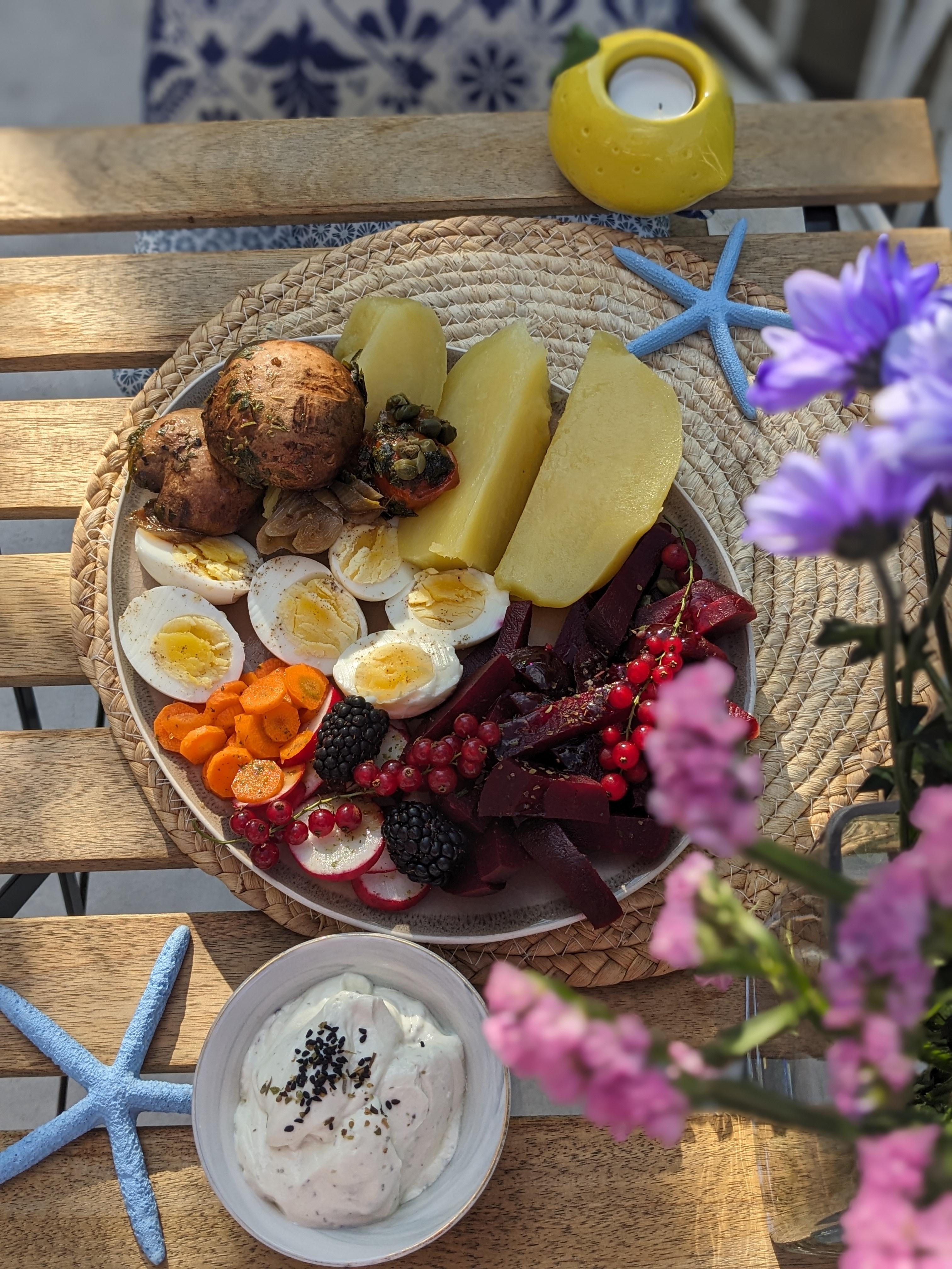 Kochen mit Liebe, Ruhe, Gelassenheit, draußen essen.🌱🍄☀️🥗

#Terrasse #essen #kochen #sommer #balkon #pilze #vegetarisch