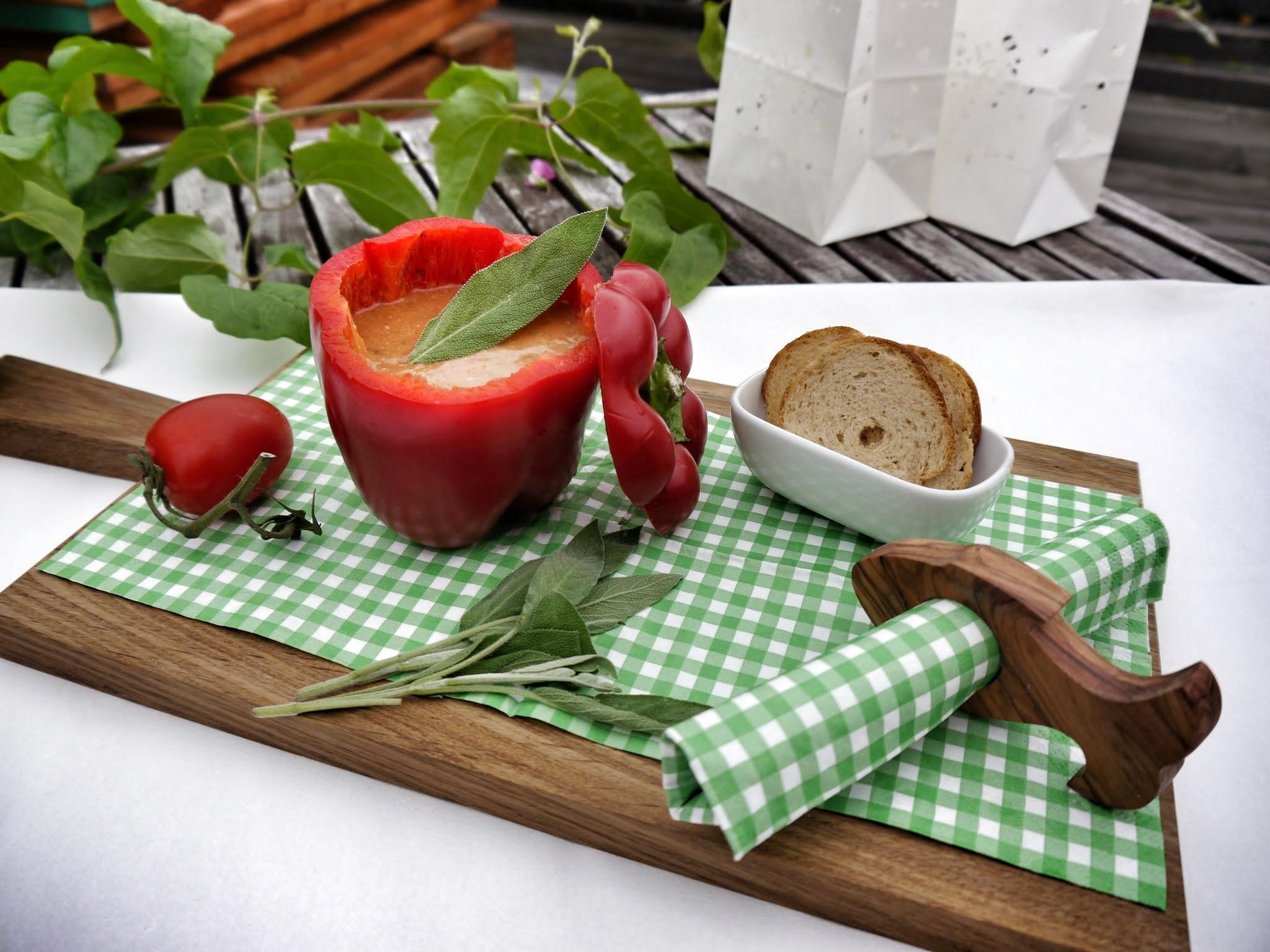 Köstliche Gazpacho in Paprika auf Holzschneidebrett #küche ©HolzDesignPur