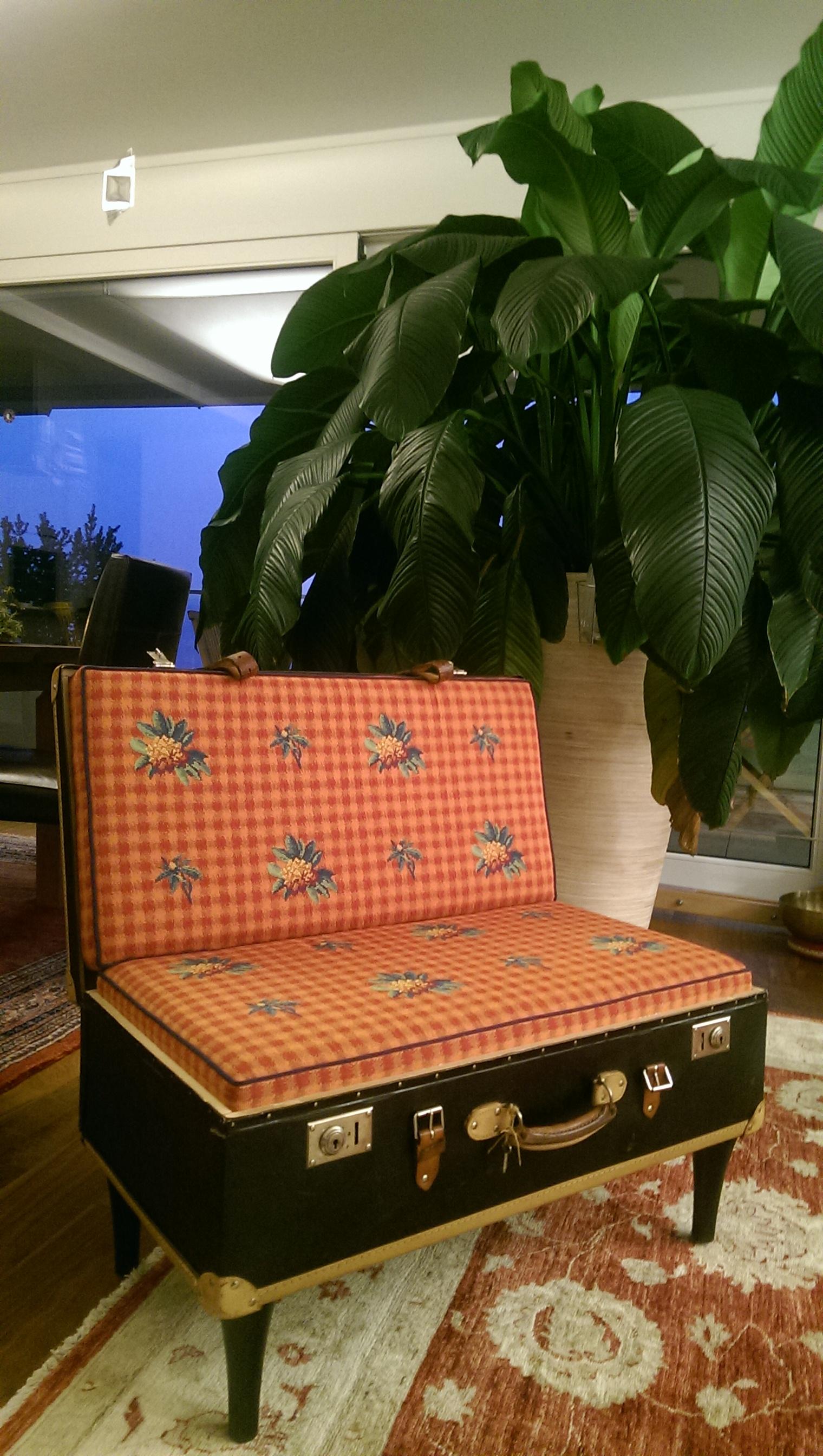 Kofferstuhl "Edelweiss" in seiner neuen Umgebung #koffer #handarbeit ©IUNICUM GmbH