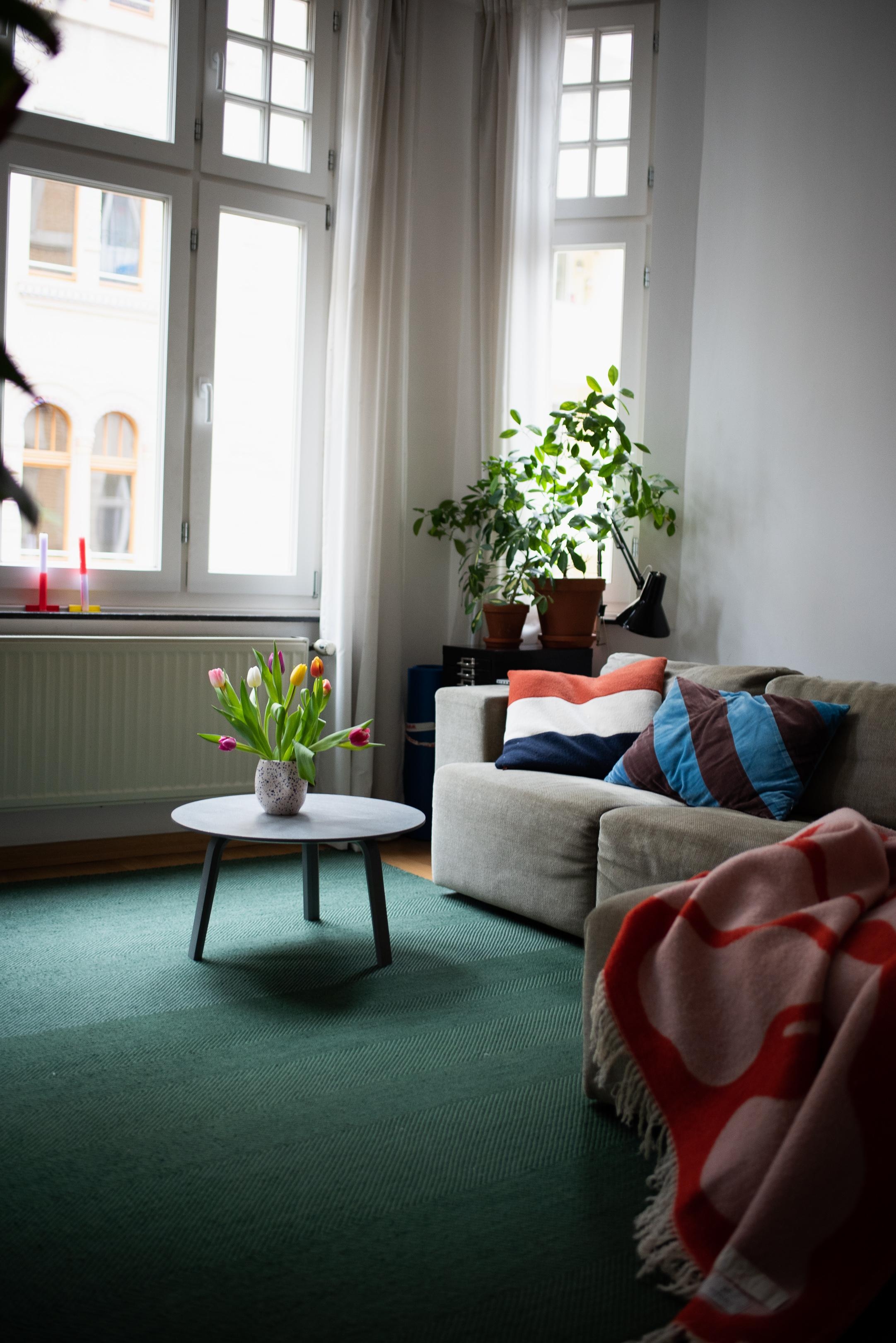 Kommt gut in die sonnige Woche #wohnzimmer #livingroom #sofaecke #altbau #tulpen