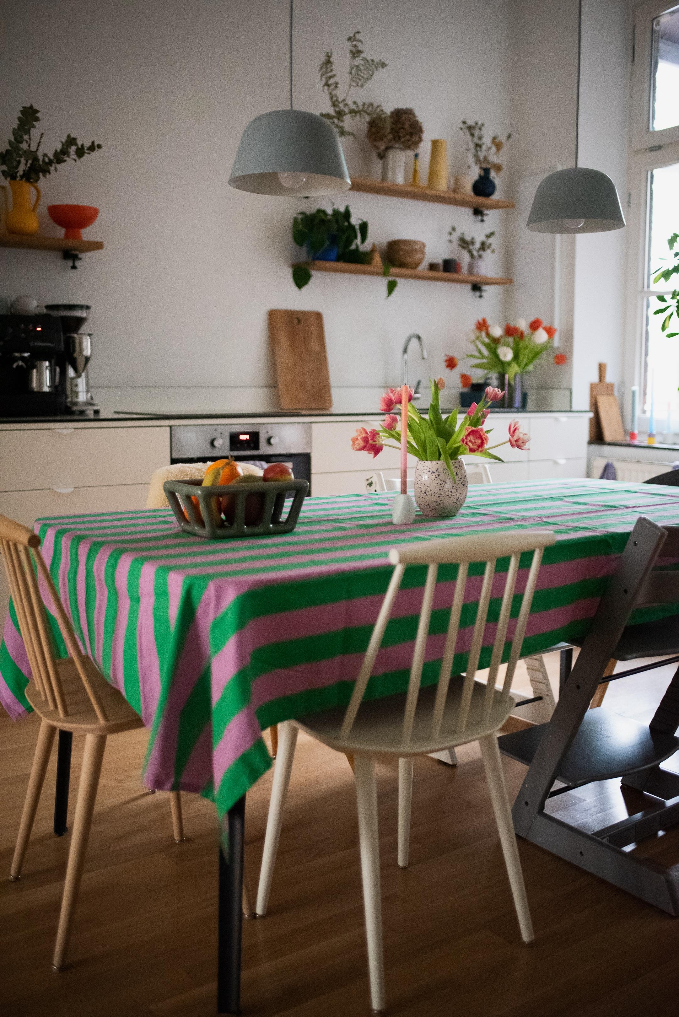 Kommt gut in die Woche #wohnküche #kitchenideas #kitchendesign #küche #kitcheninspo #esstisch #tischdecke