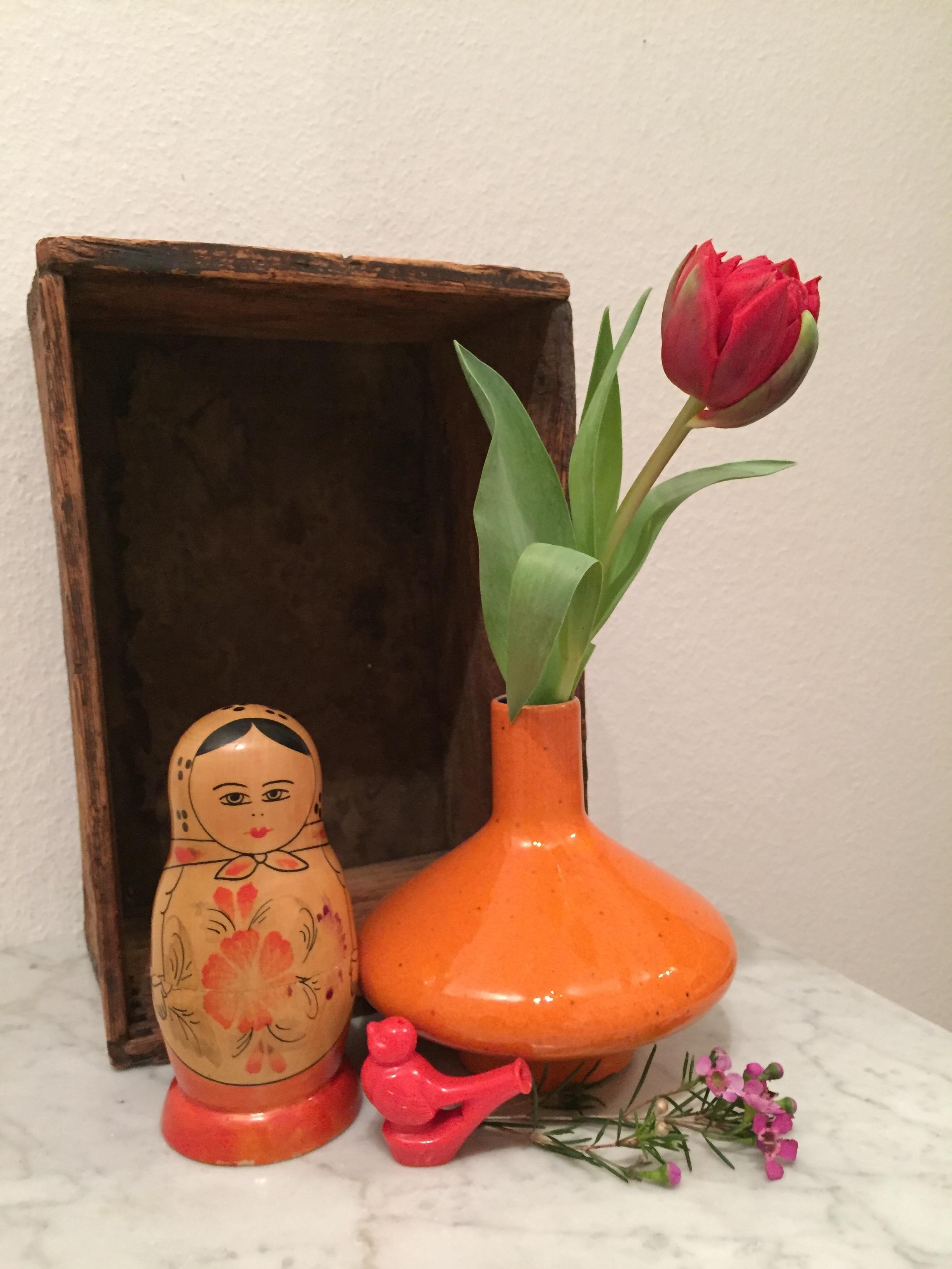 Kommt rein. Diese schöne Tulpe begrüßt dich gleich am Eingang ♥️
#hellospring #tulpe #rot #flohmarkt